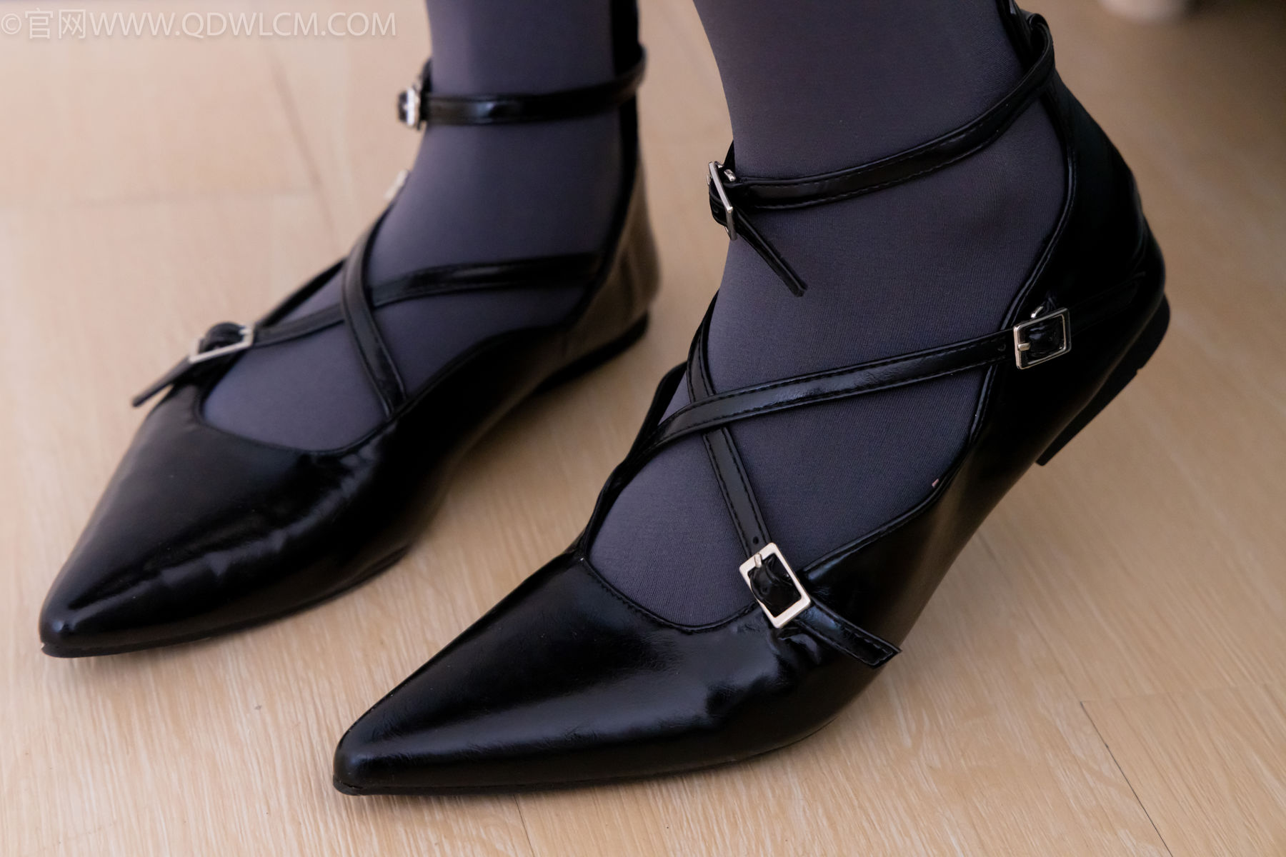 物恋传媒 No.2487 恬恬 - 高跟鞋、厚灰丝、老头乐挠脚剧情/(152P)