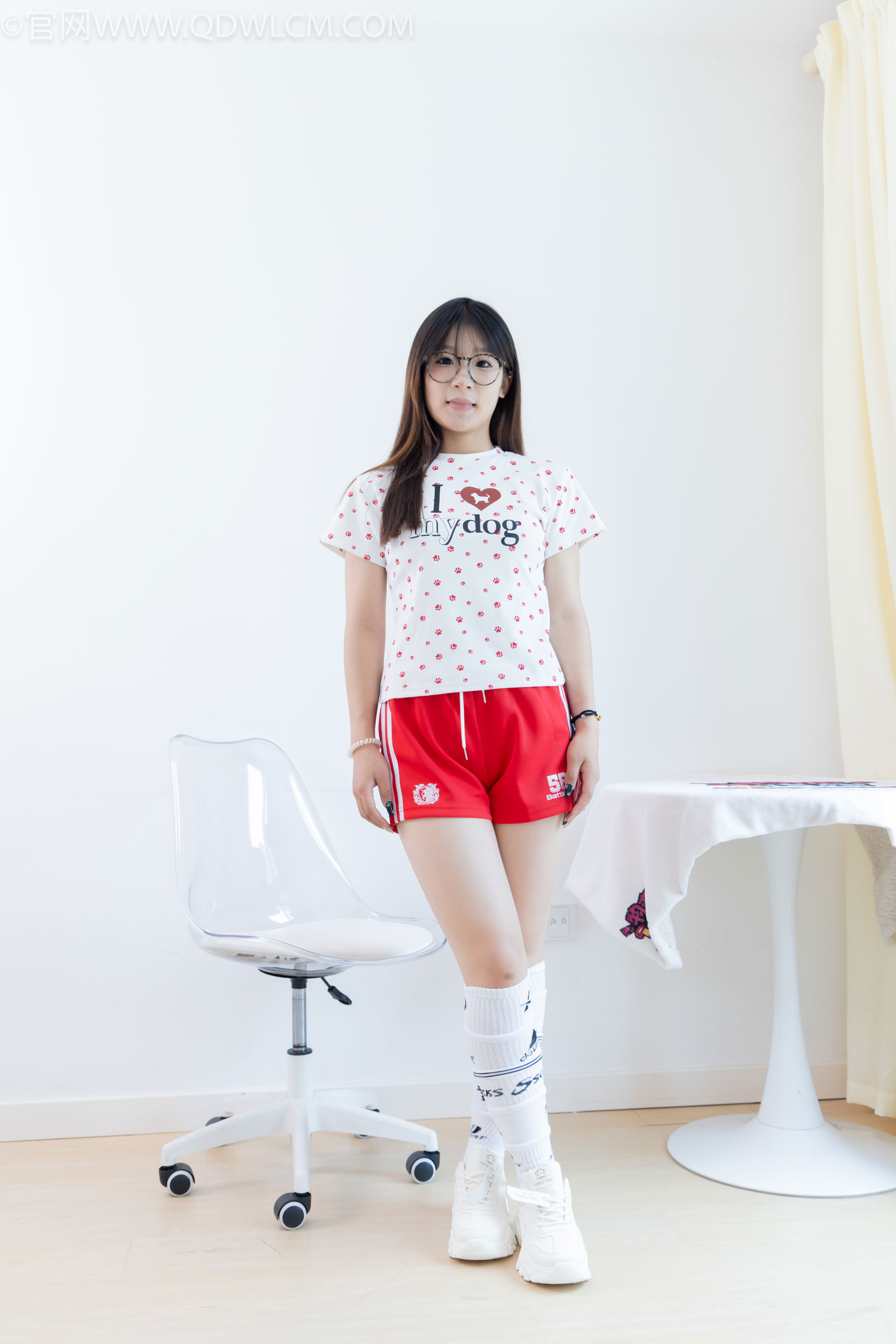 物恋传媒 No.2482 小可 - 运动鞋、白棉袜、裸足/(165P)