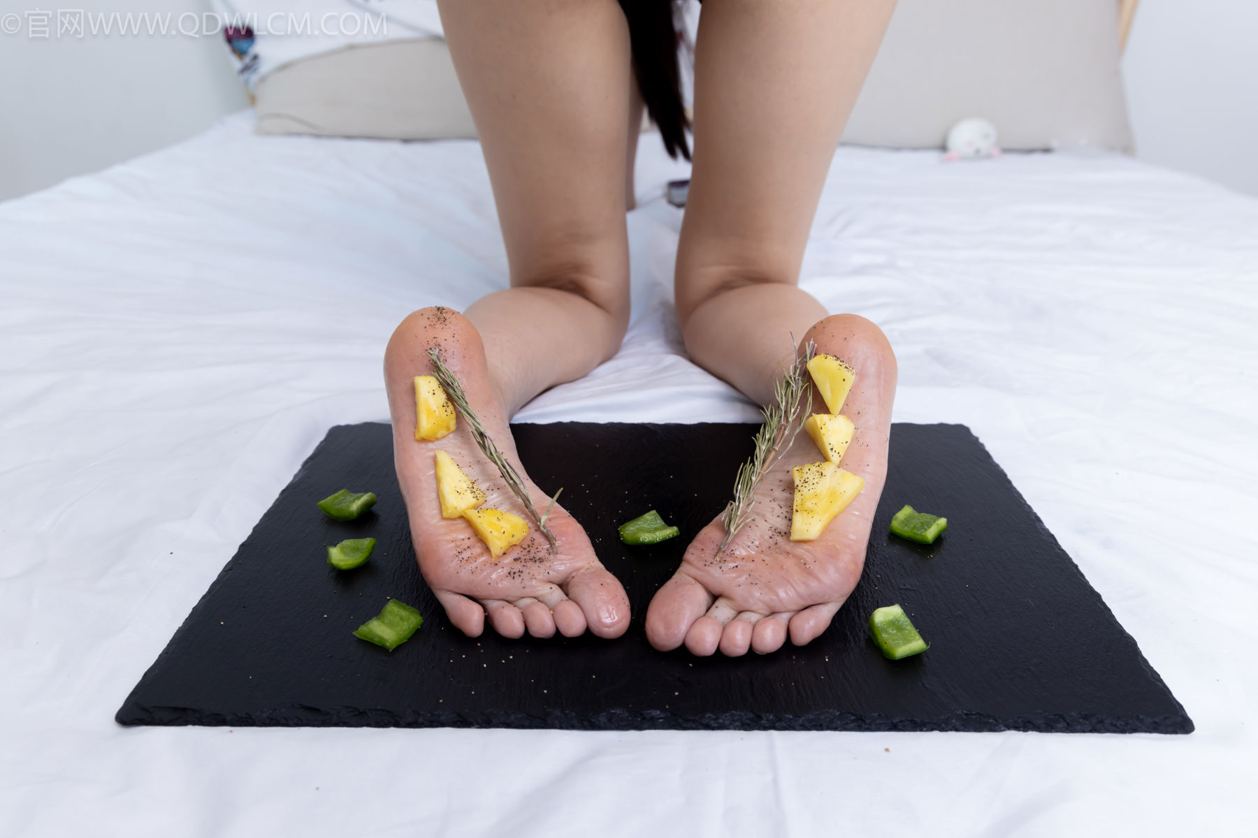 物恋传媒 No.2486 菜菜 - 高跟鞋、厚黑丝、裸足/(284P)