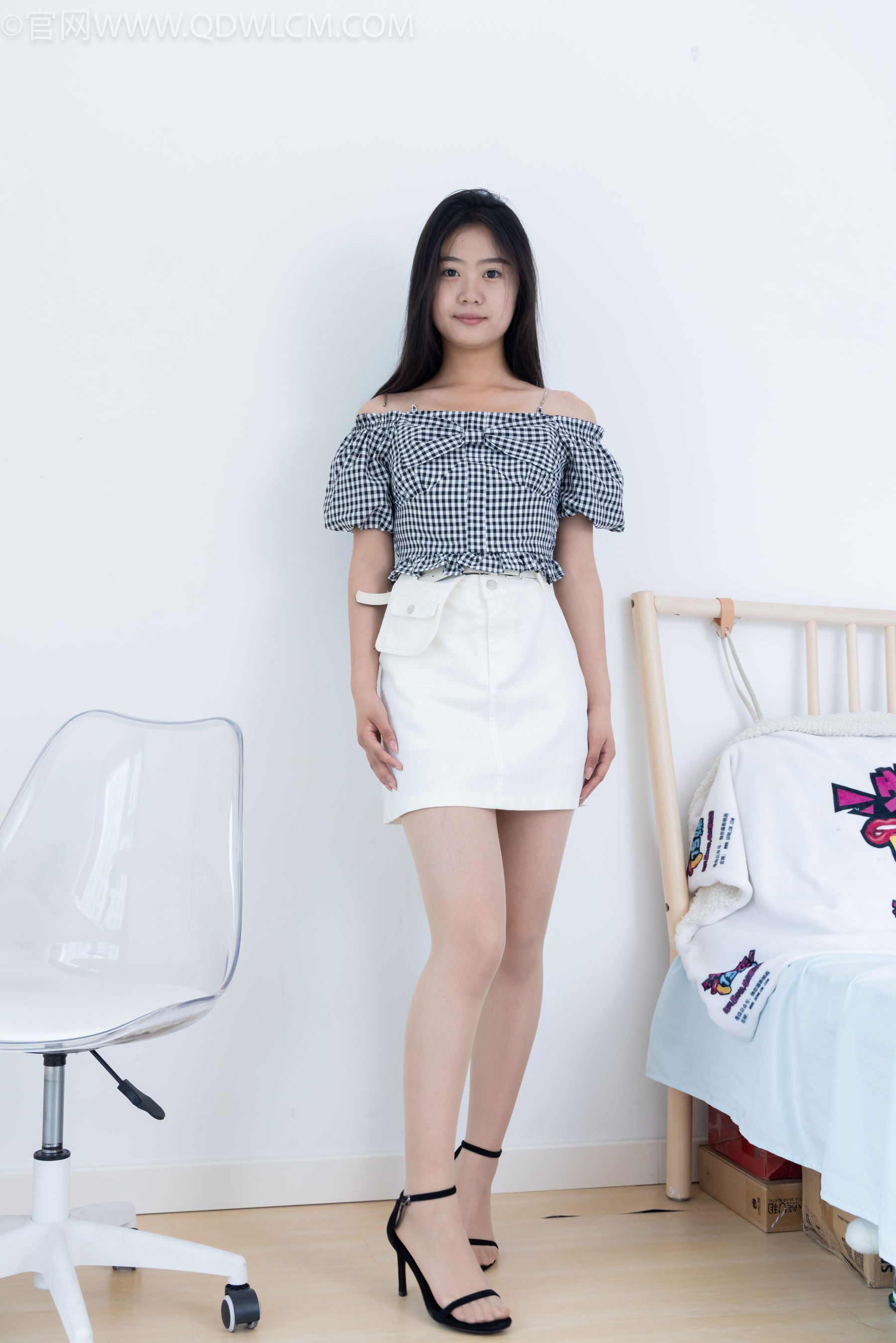 物恋传媒 No.2484 芋头 - 三双高跟凉鞋、薄肉丝、裸足/(151P)