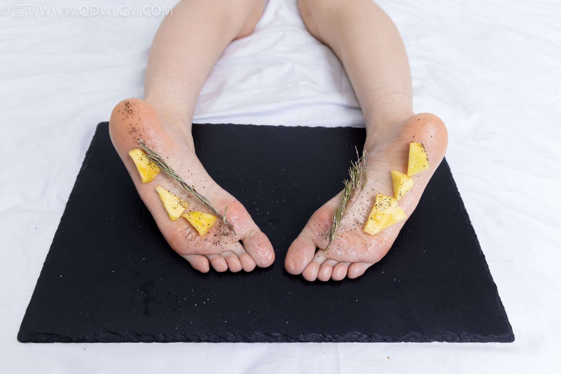 物恋传媒 No.2486 菜菜 - 高跟鞋、厚黑丝、裸足/(284P)