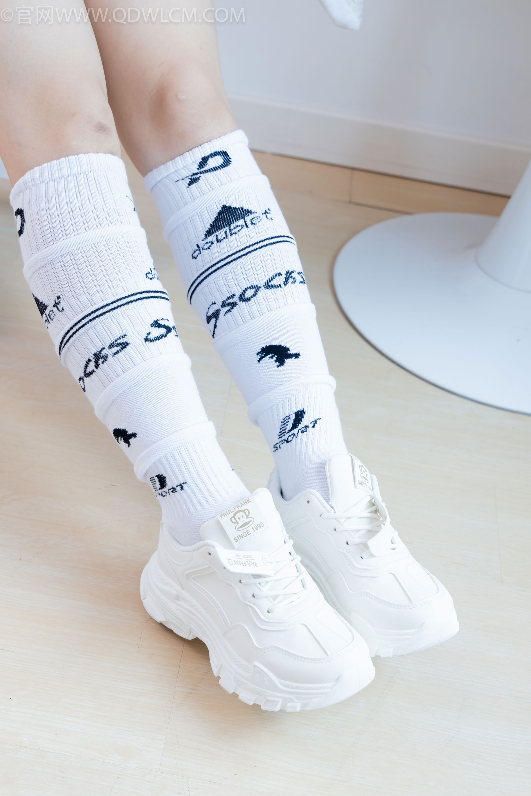 物恋传媒 No.2482 小可 - 运动鞋、白棉袜、裸足/(165P)