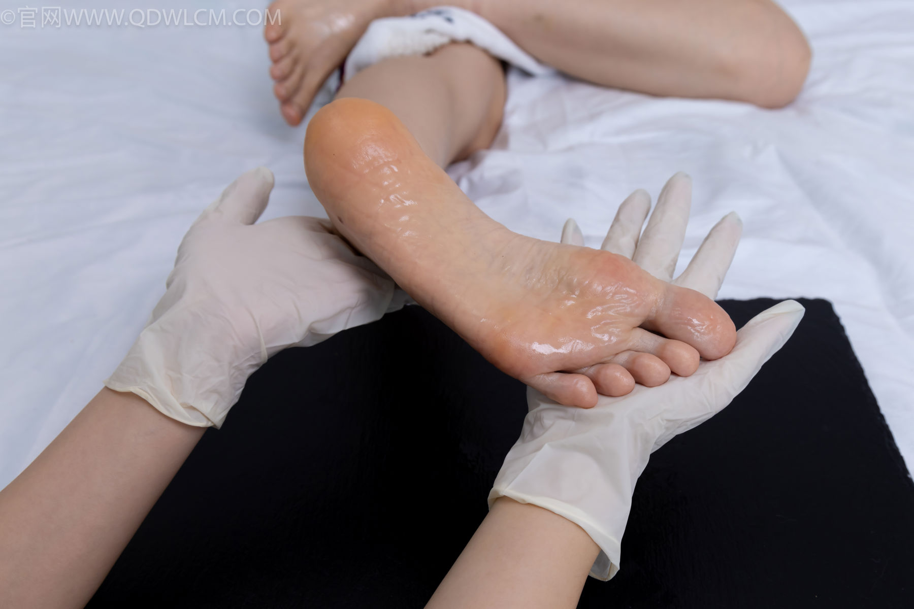 物恋传媒 No.2486 菜菜 - 高跟鞋、厚黑丝、裸足/(284P)