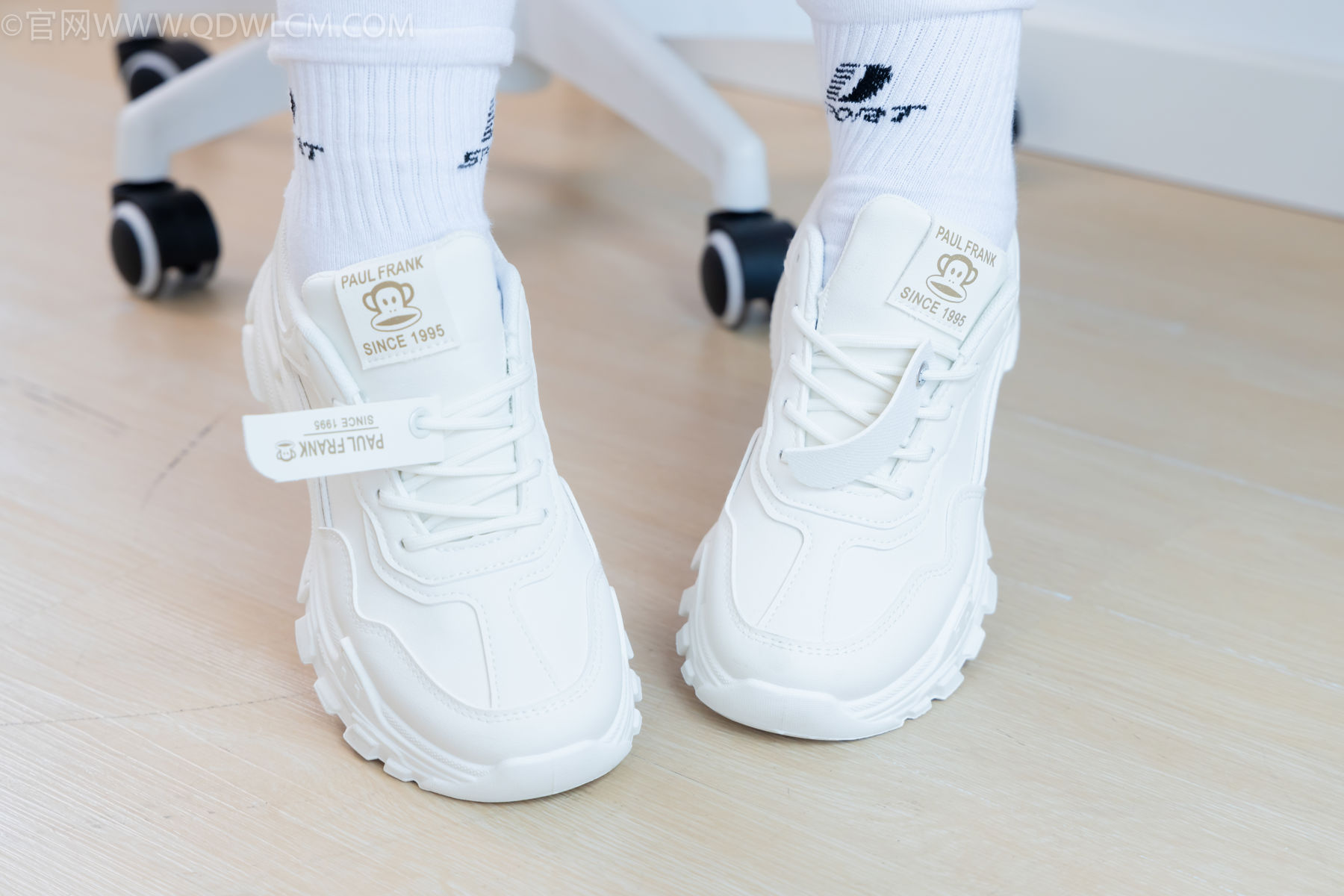 物恋传媒 No.2482 小可 - 运动鞋、白棉袜、裸足/(165P)