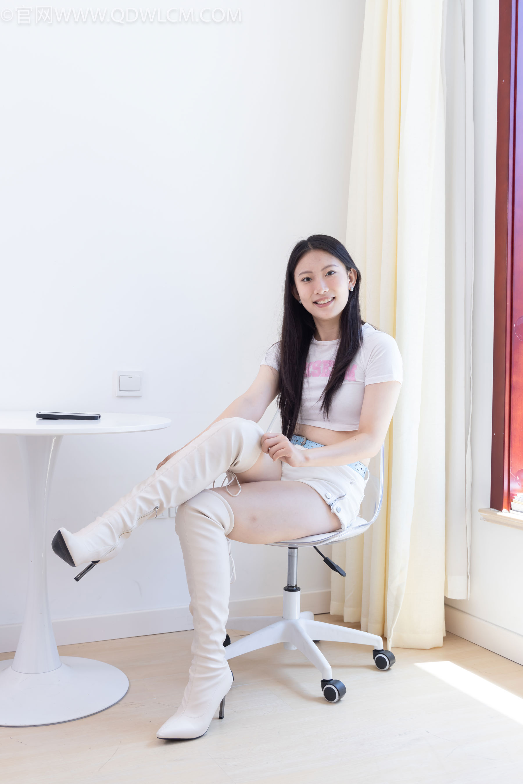 物恋传媒 No.2488 奶糖 - 高跟长靴、白棉袜、裸足/(180P)