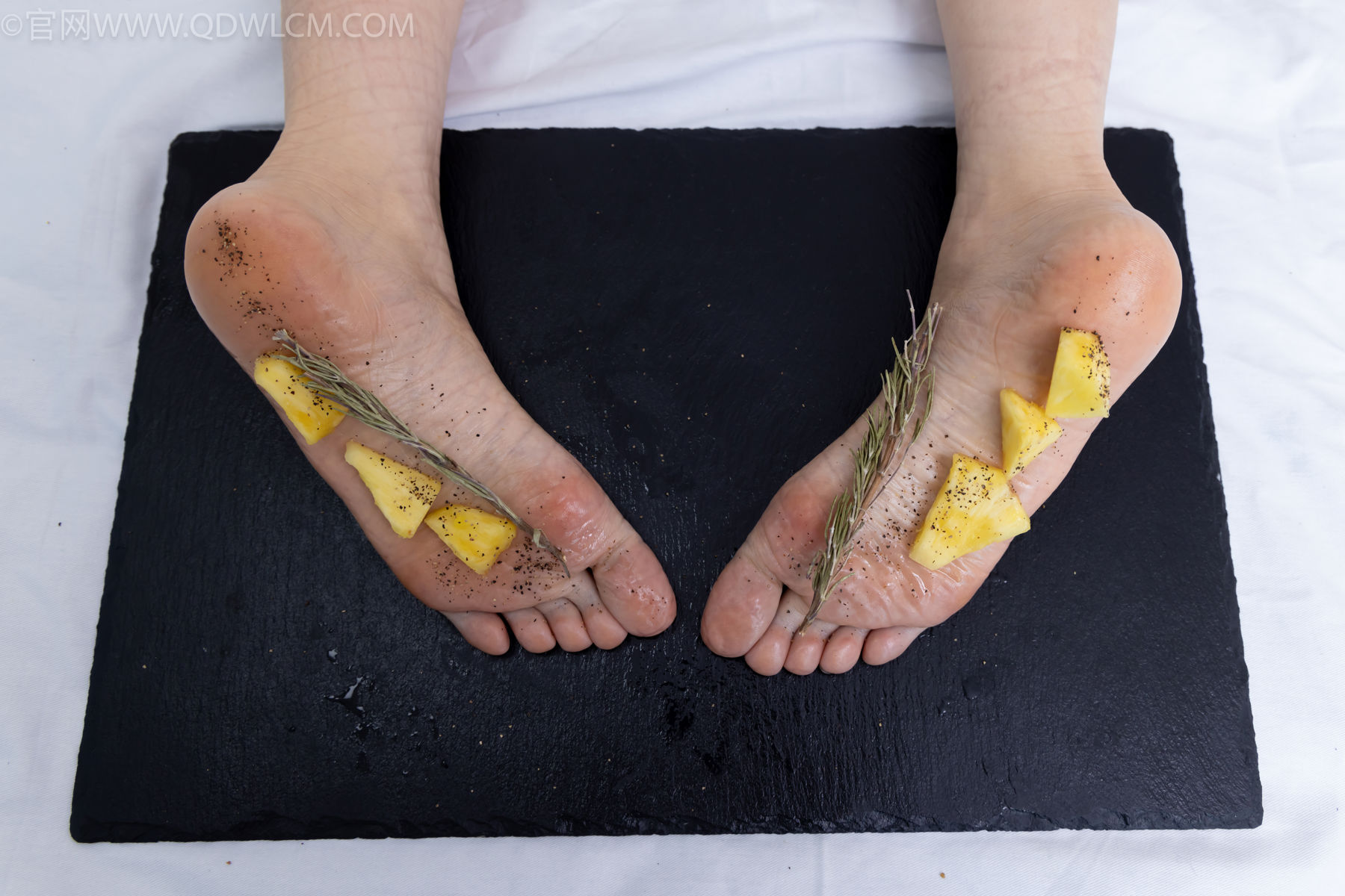 物恋传媒 No.2486 菜菜 - 高跟鞋、厚黑丝、裸足/(284P)