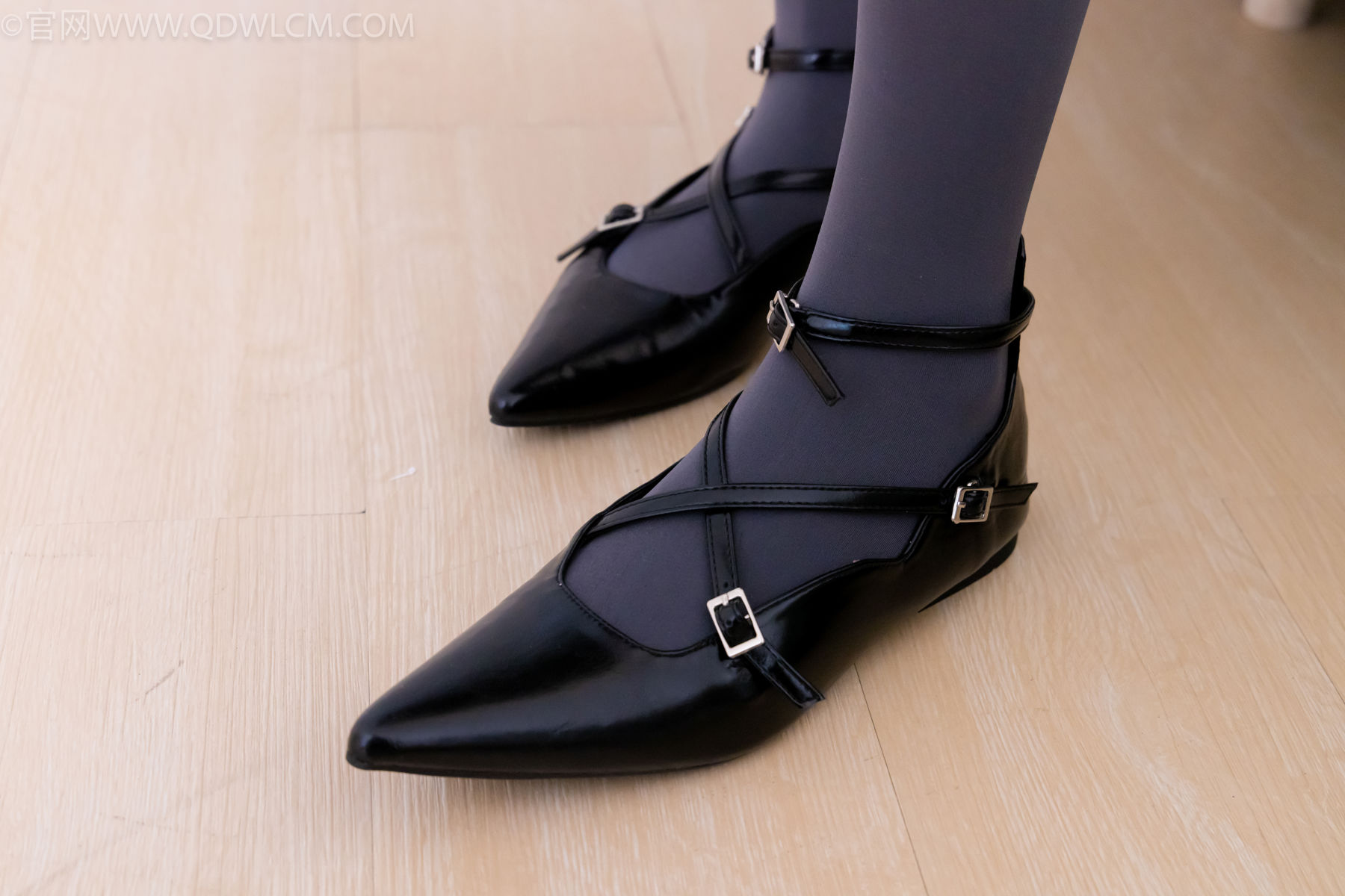 物恋传媒 No.2487 恬恬 - 高跟鞋、厚灰丝、老头乐挠脚剧情/(152P)