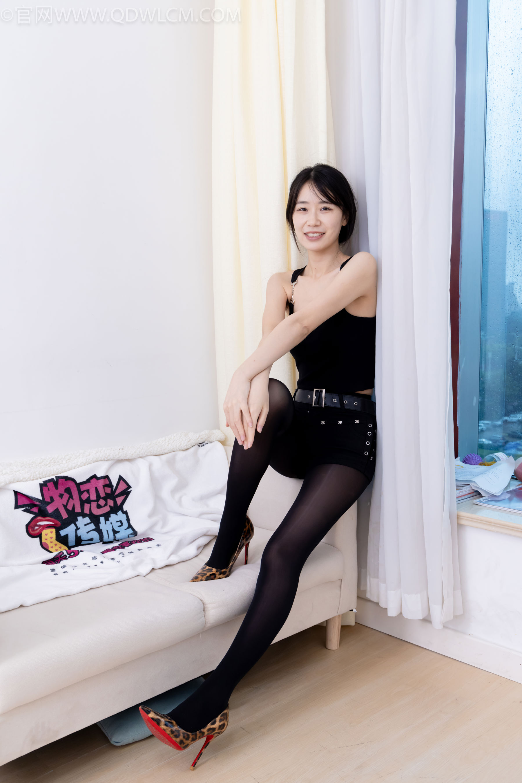 物恋传媒 No.2486 菜菜 - 高跟鞋、厚黑丝、裸足/(284P)