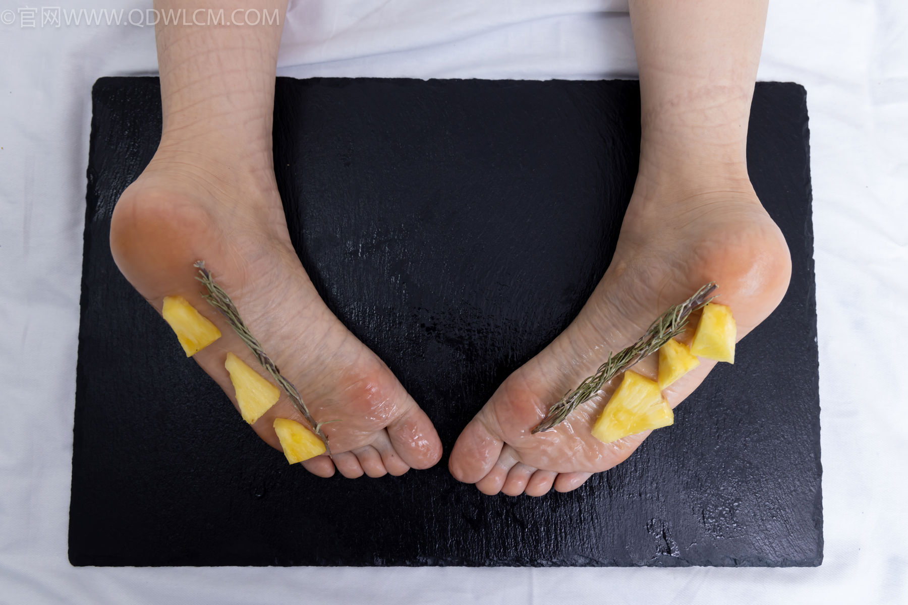 物恋传媒 No.2486 菜菜 - 高跟鞋、厚黑丝、裸足/(284P)