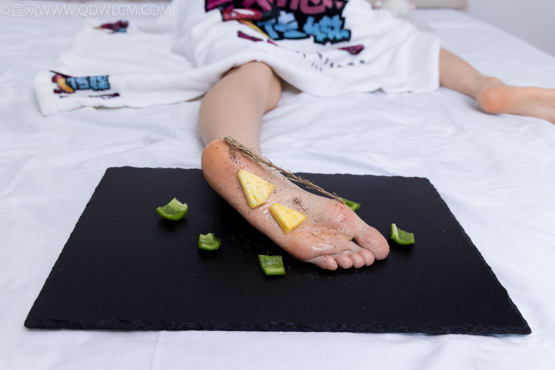 物恋传媒 No.2486 菜菜 - 高跟鞋、厚黑丝、裸足/(284P)