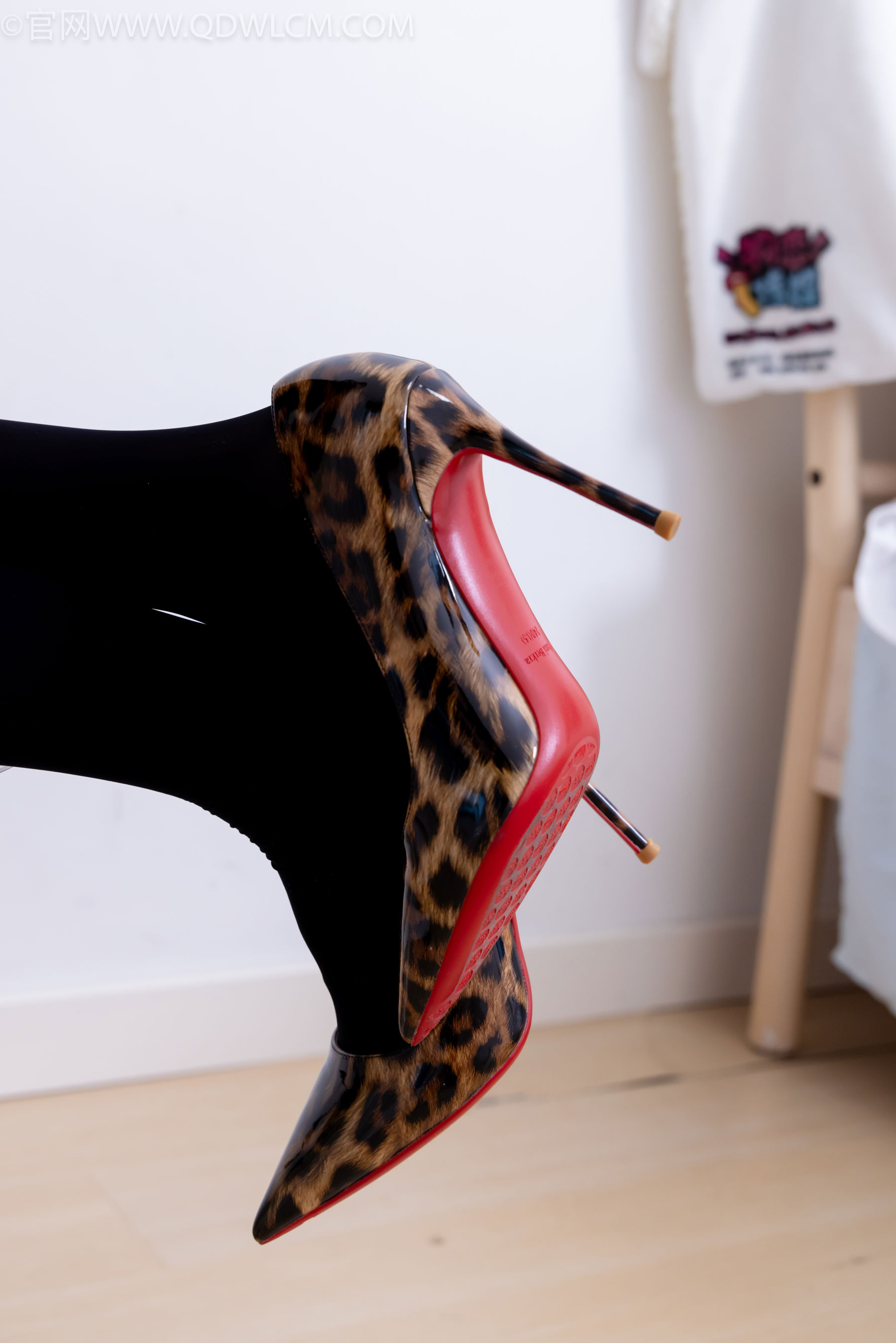 物恋传媒 No.2486 菜菜 - 高跟鞋、厚黑丝、裸足/(284P)