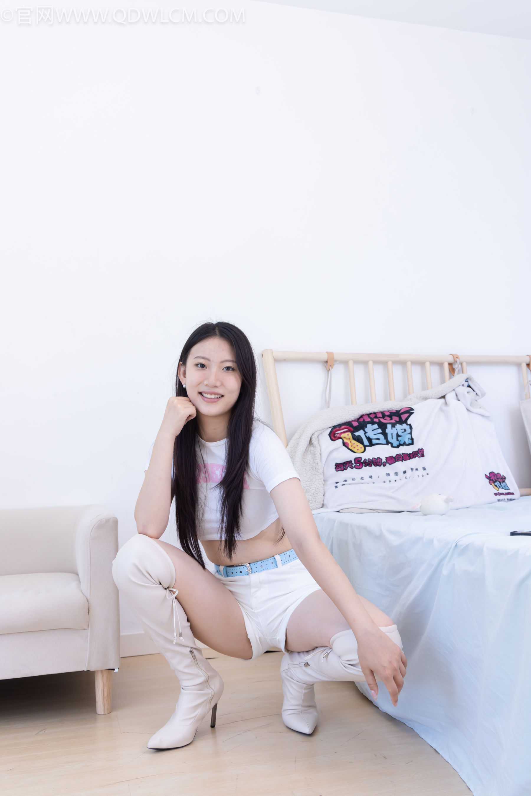 物恋传媒 No.2488 奶糖 - 高跟长靴、白棉袜、裸足/(180P)