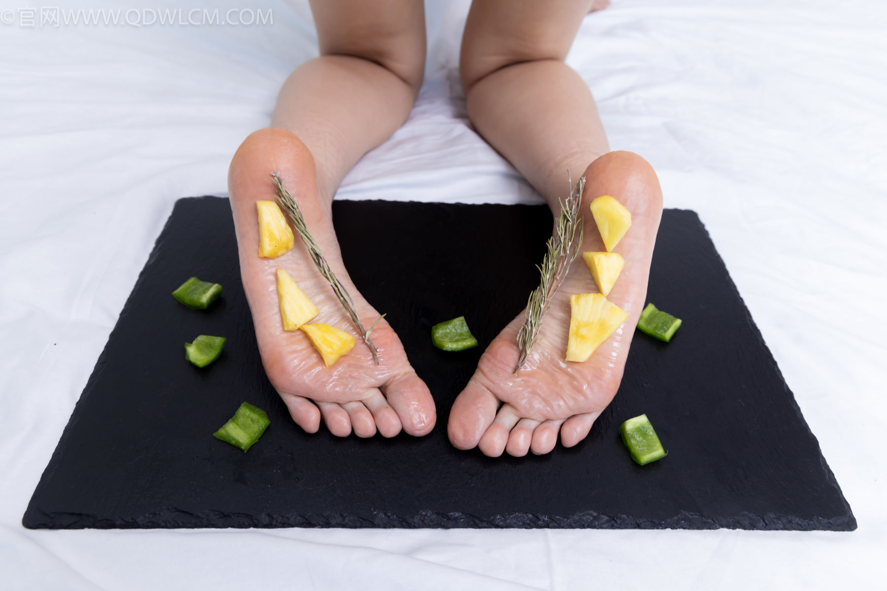 物恋传媒 No.2486 菜菜 - 高跟鞋、厚黑丝、裸足/(284P)