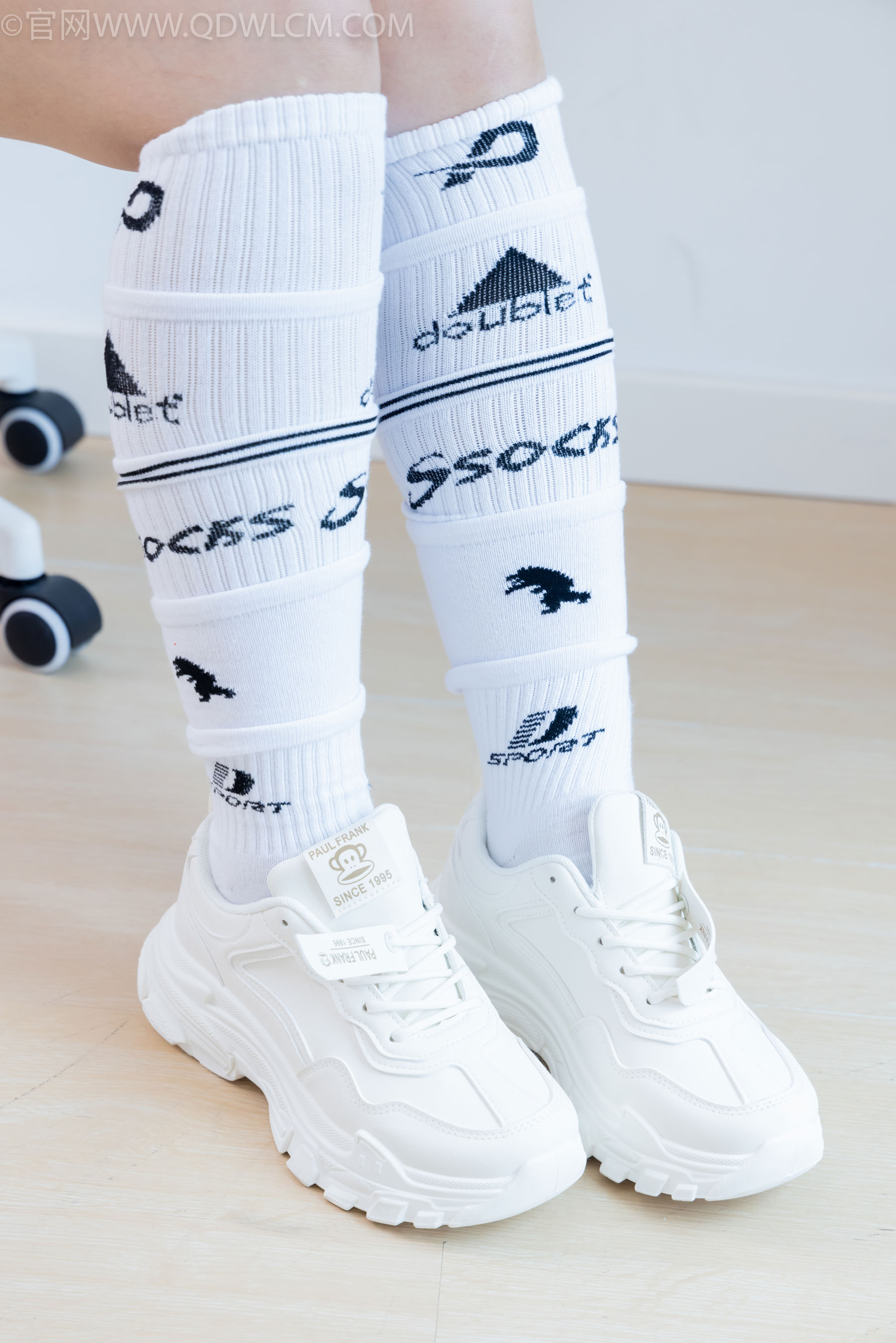 物恋传媒 No.2482 小可 - 运动鞋、白棉袜、裸足/(165P)