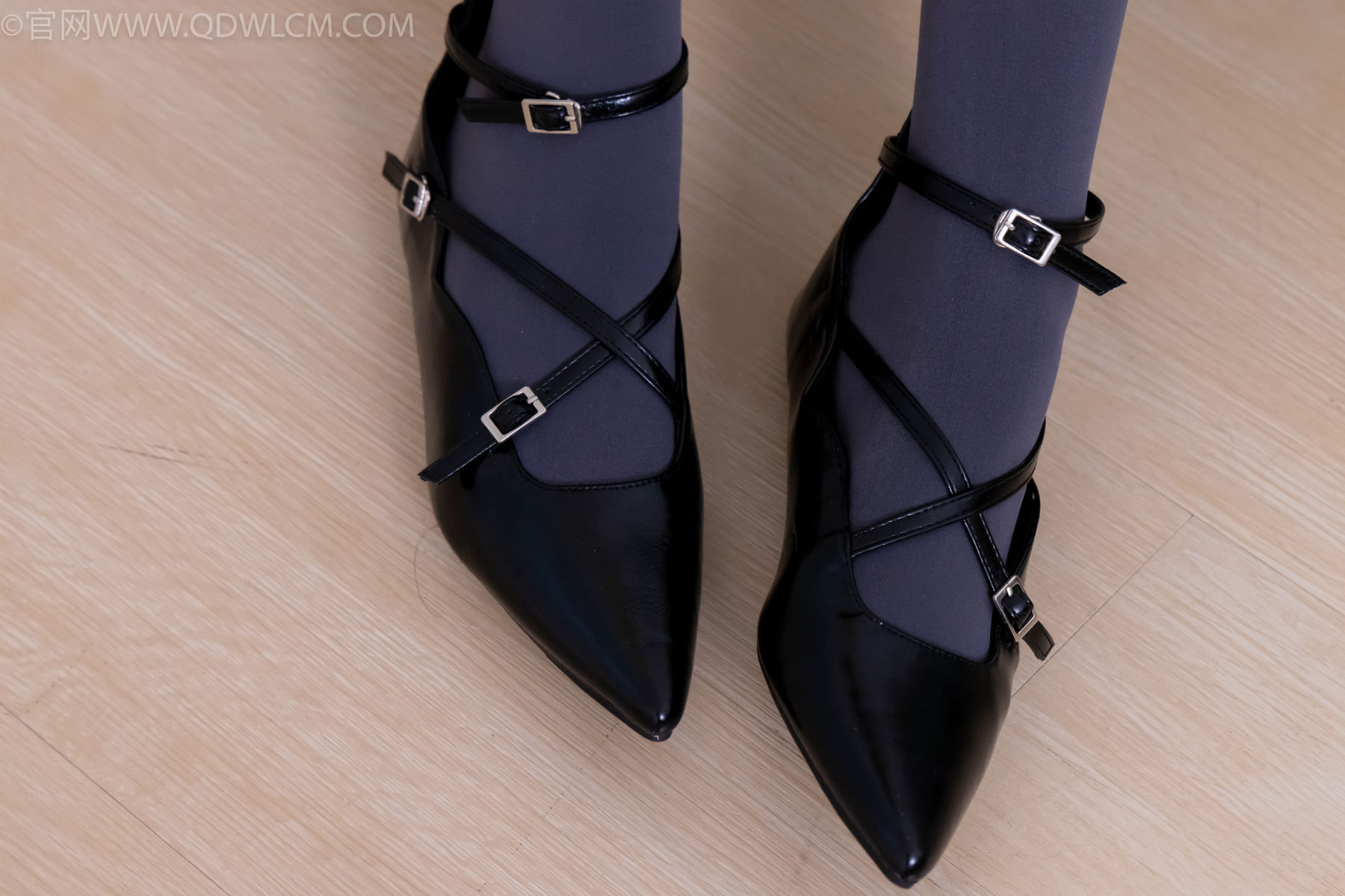 物恋传媒 No.2487 恬恬 - 高跟鞋、厚灰丝、老头乐挠脚剧情/(152P)