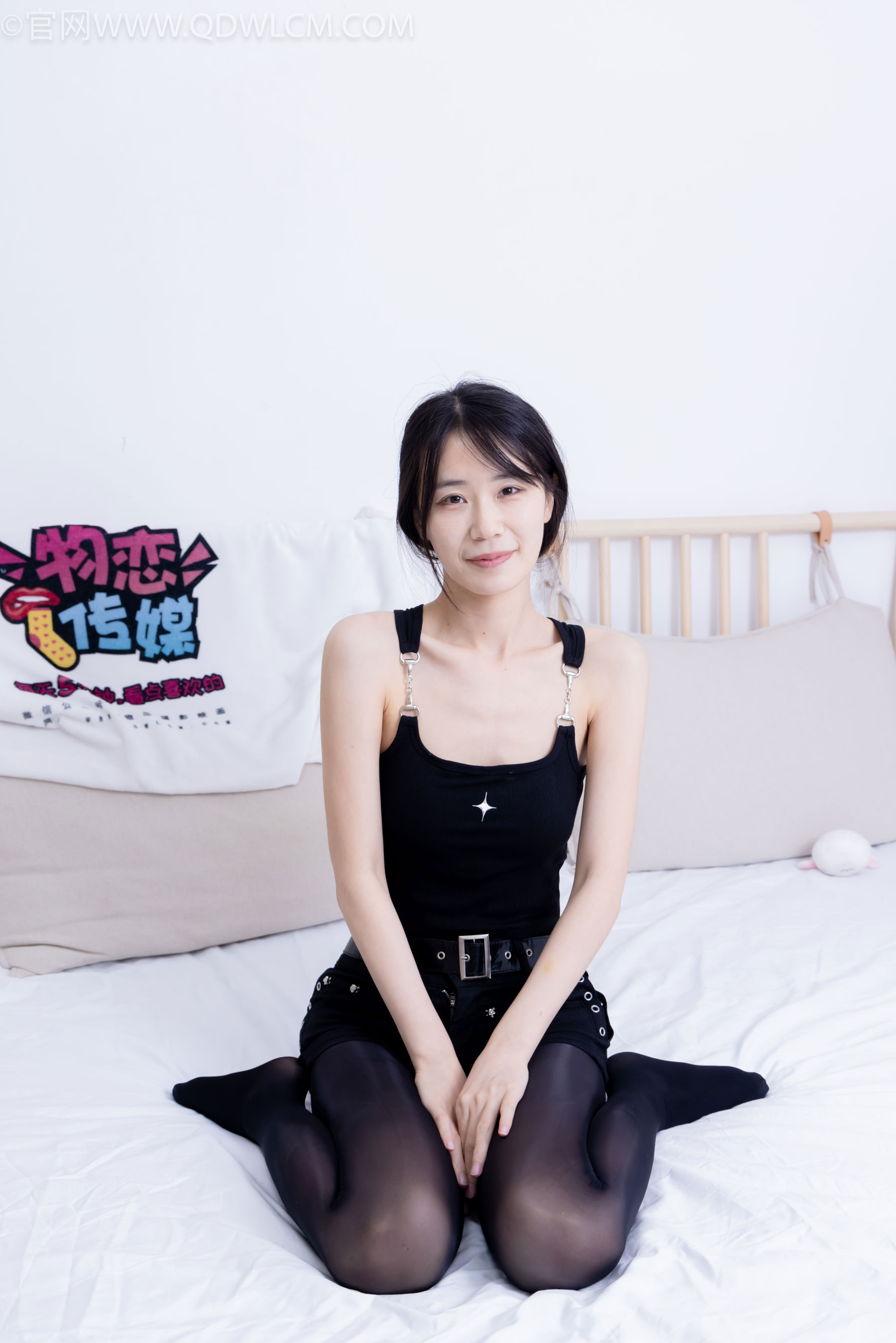 物恋传媒 No.2486 菜菜 - 高跟鞋、厚黑丝、裸足/(284P)