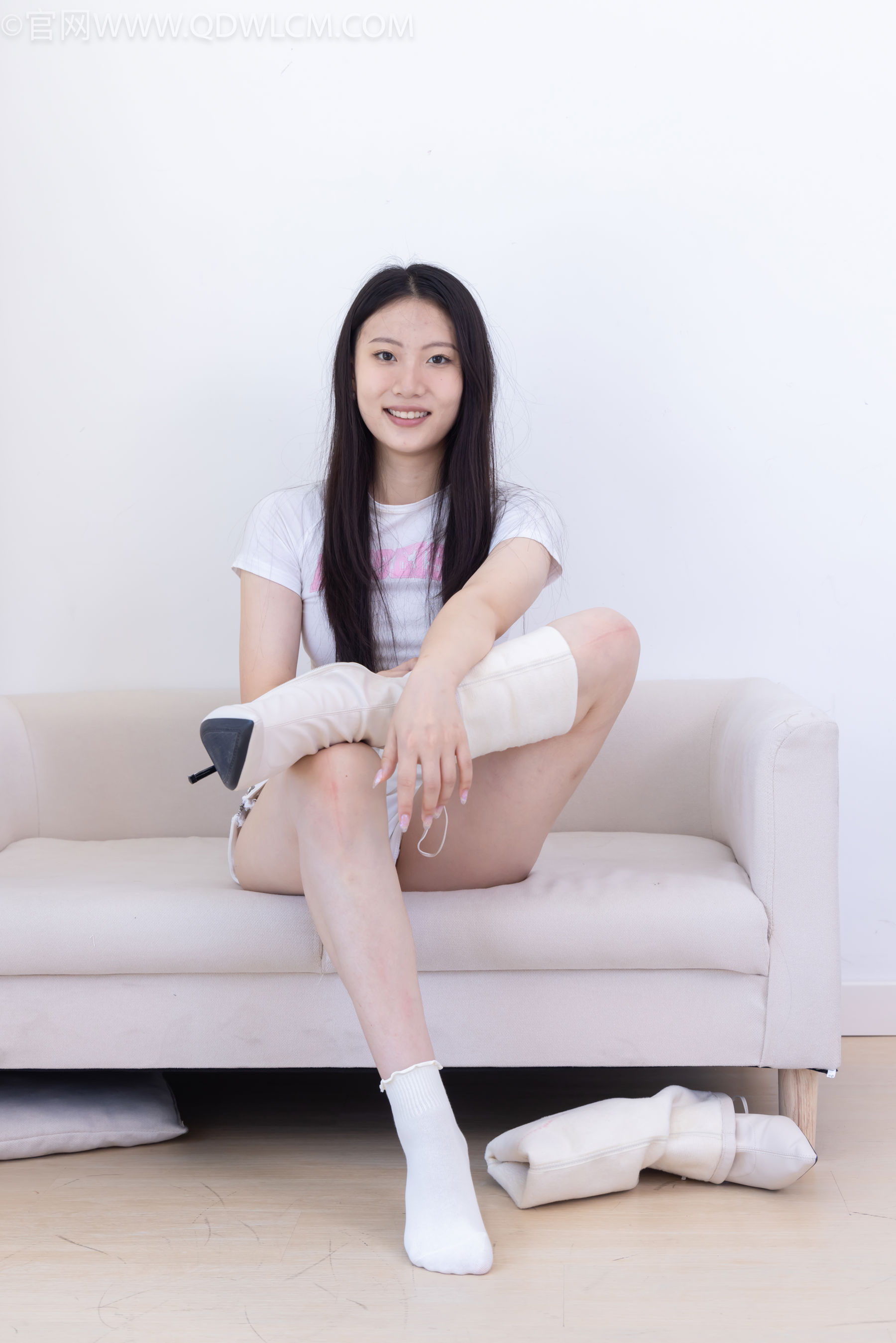 物恋传媒 No.2488 奶糖 - 高跟长靴、白棉袜、裸足/(180P)