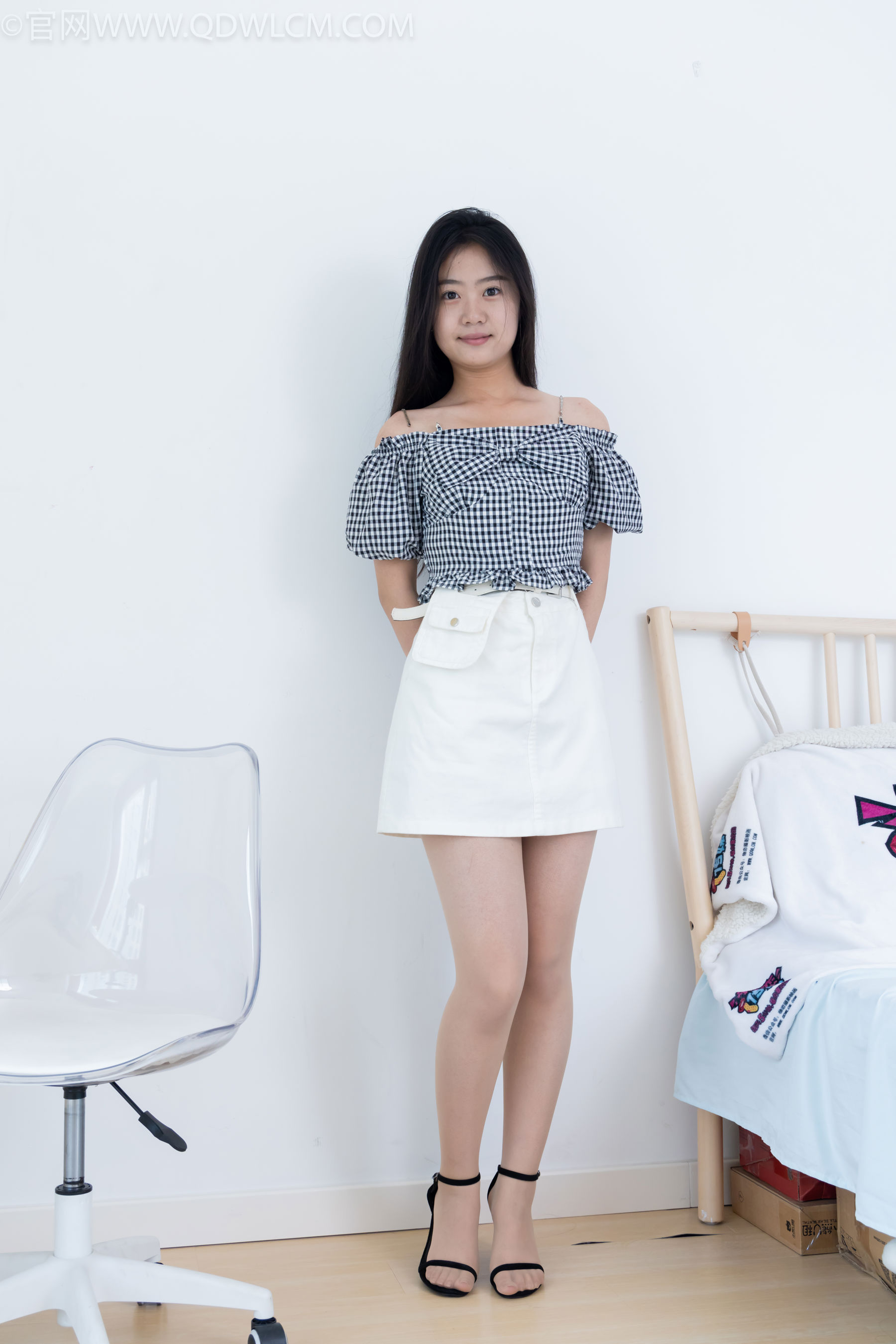 物恋传媒 No.2484 芋头 - 三双高跟凉鞋、薄肉丝、裸足/(151P)