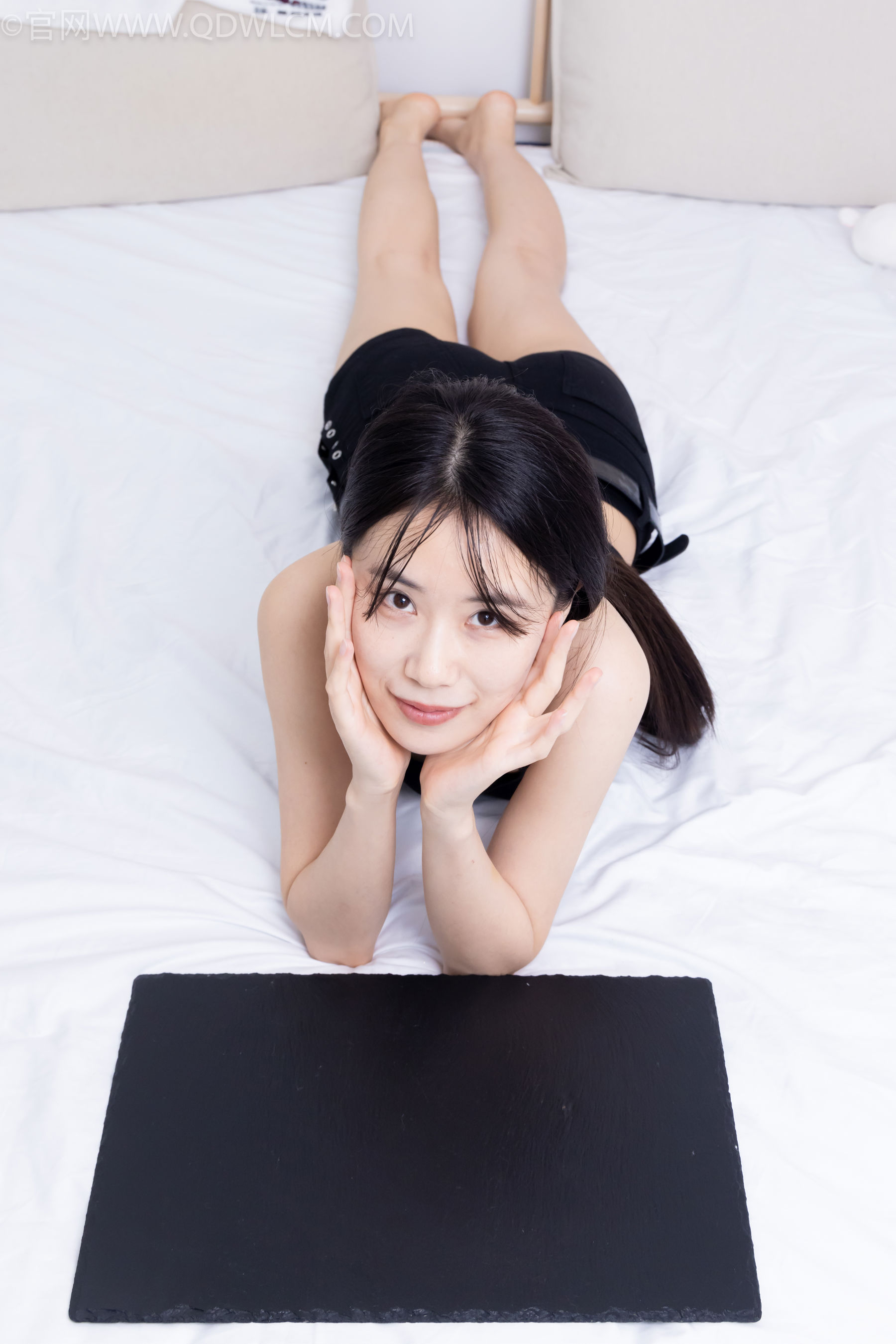 物恋传媒 No.2486 菜菜 - 高跟鞋、厚黑丝、裸足/(284P)