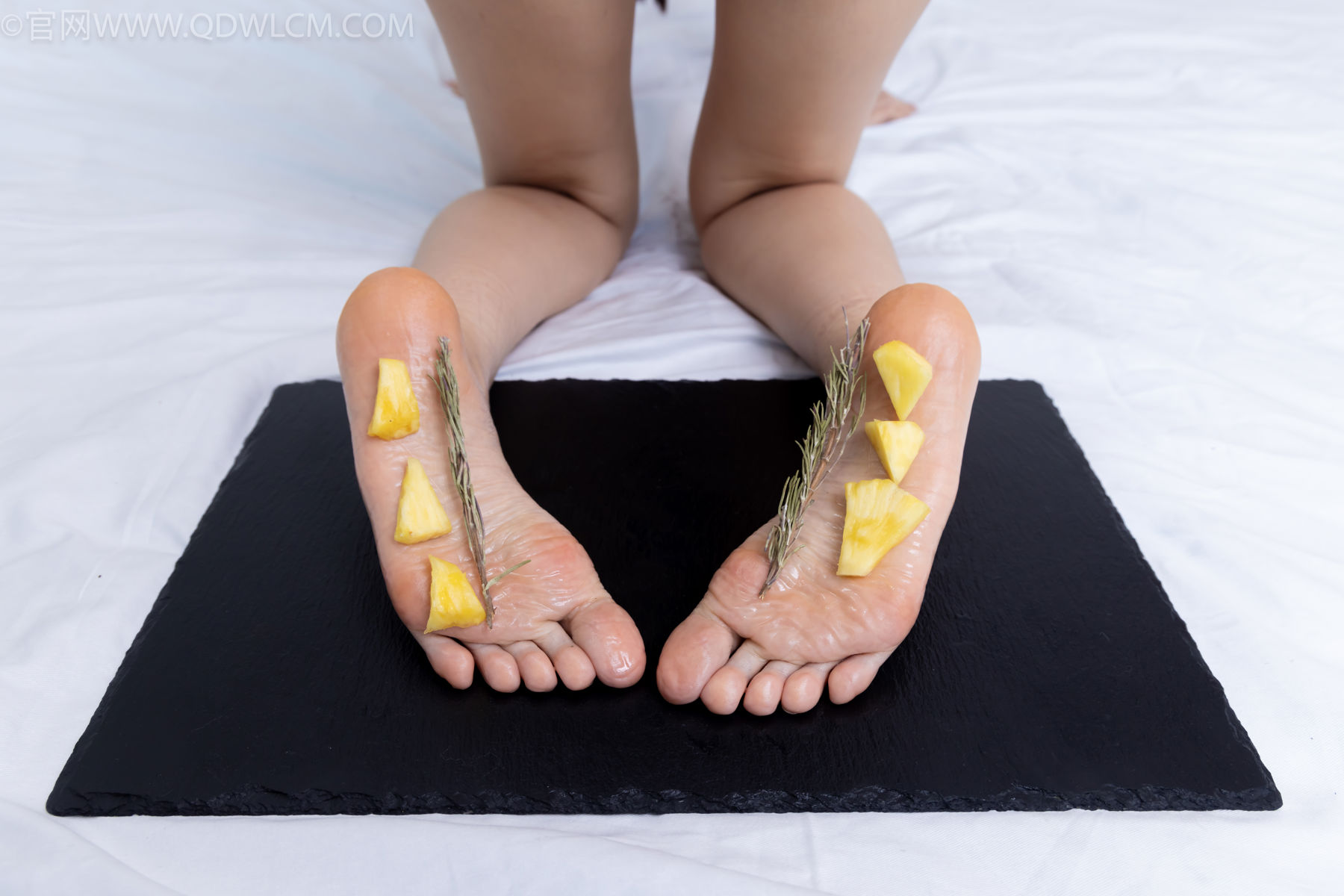 物恋传媒 No.2486 菜菜 - 高跟鞋、厚黑丝、裸足/(284P)