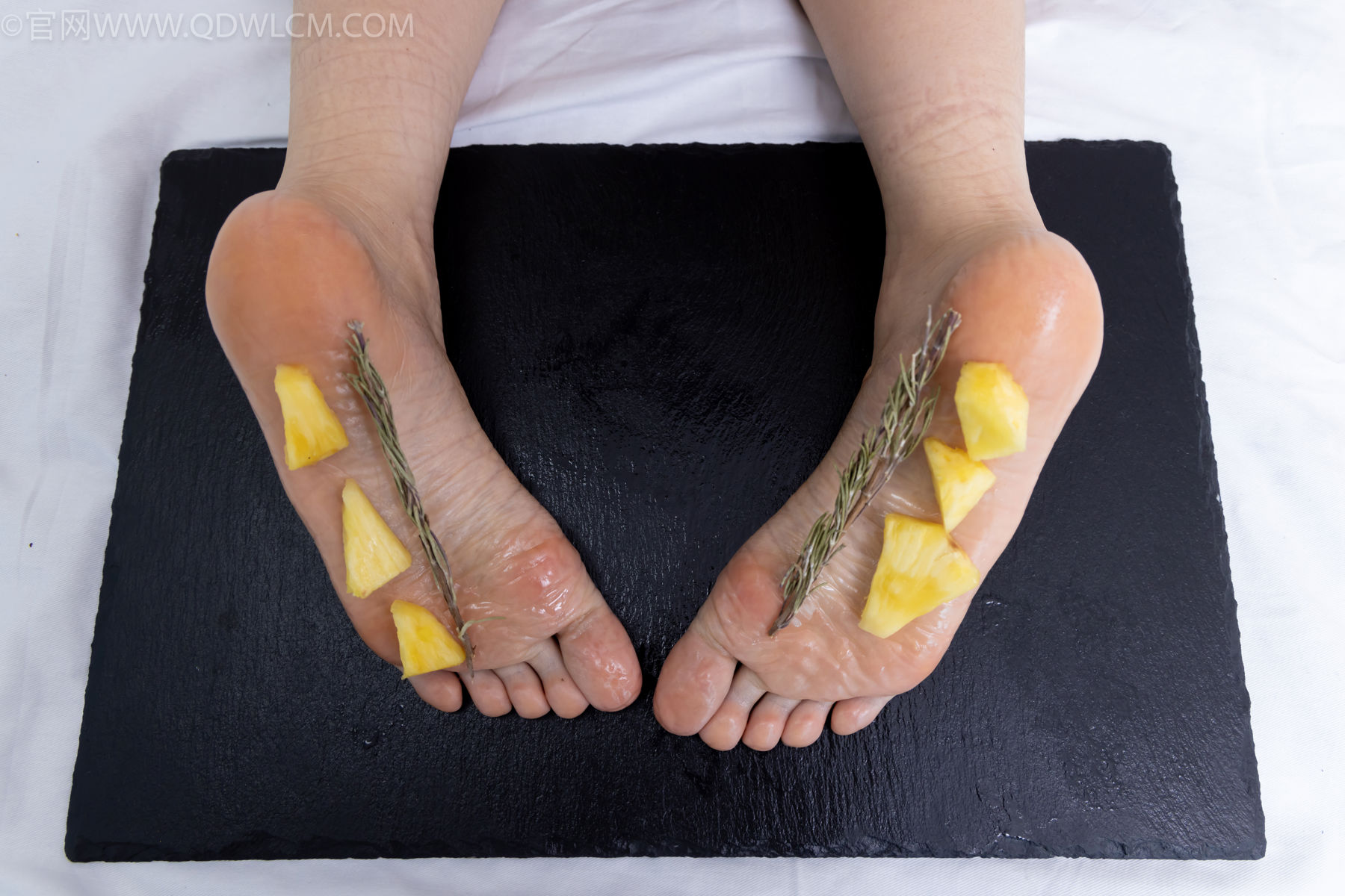 物恋传媒 No.2486 菜菜 - 高跟鞋、厚黑丝、裸足/(284P)