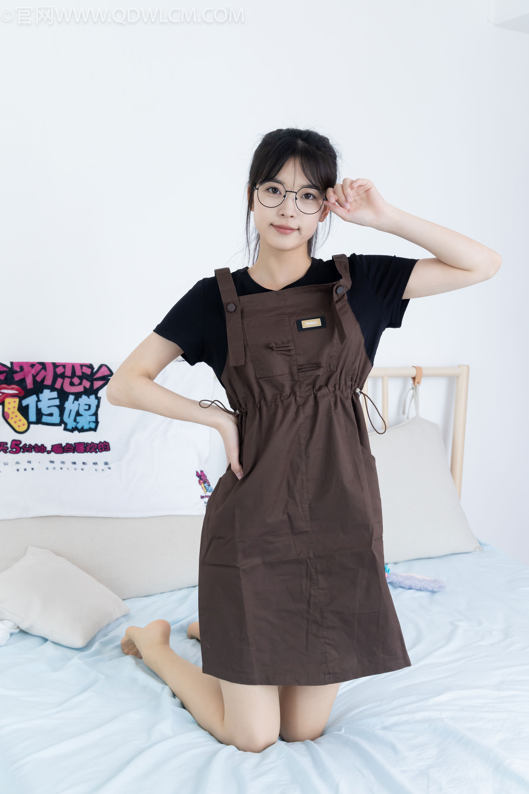 物恋传媒 No.2483 茯苓 - 帆布鞋、白棉袜、薄肉丝/(171P)