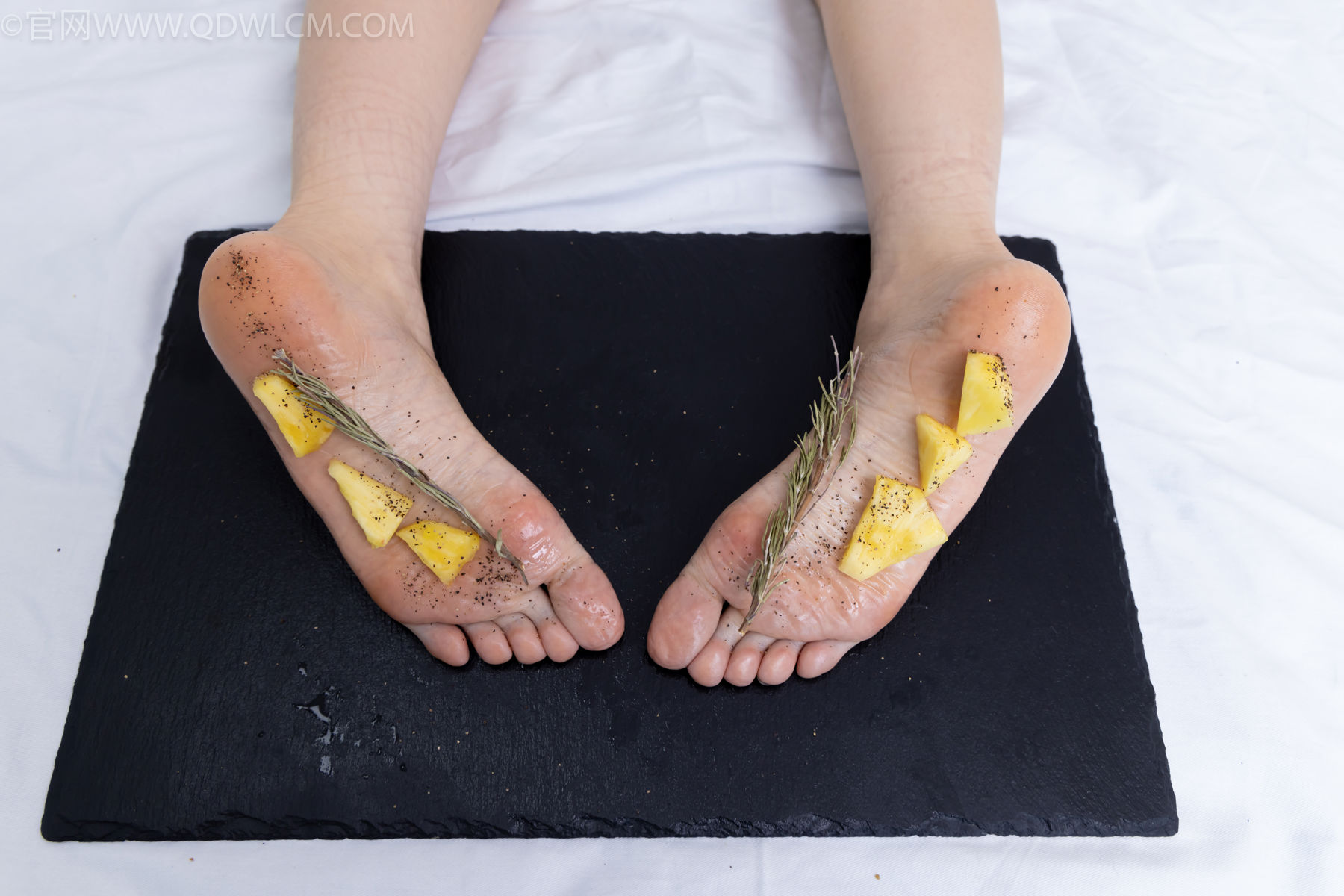 物恋传媒 No.2486 菜菜 - 高跟鞋、厚黑丝、裸足/(284P)