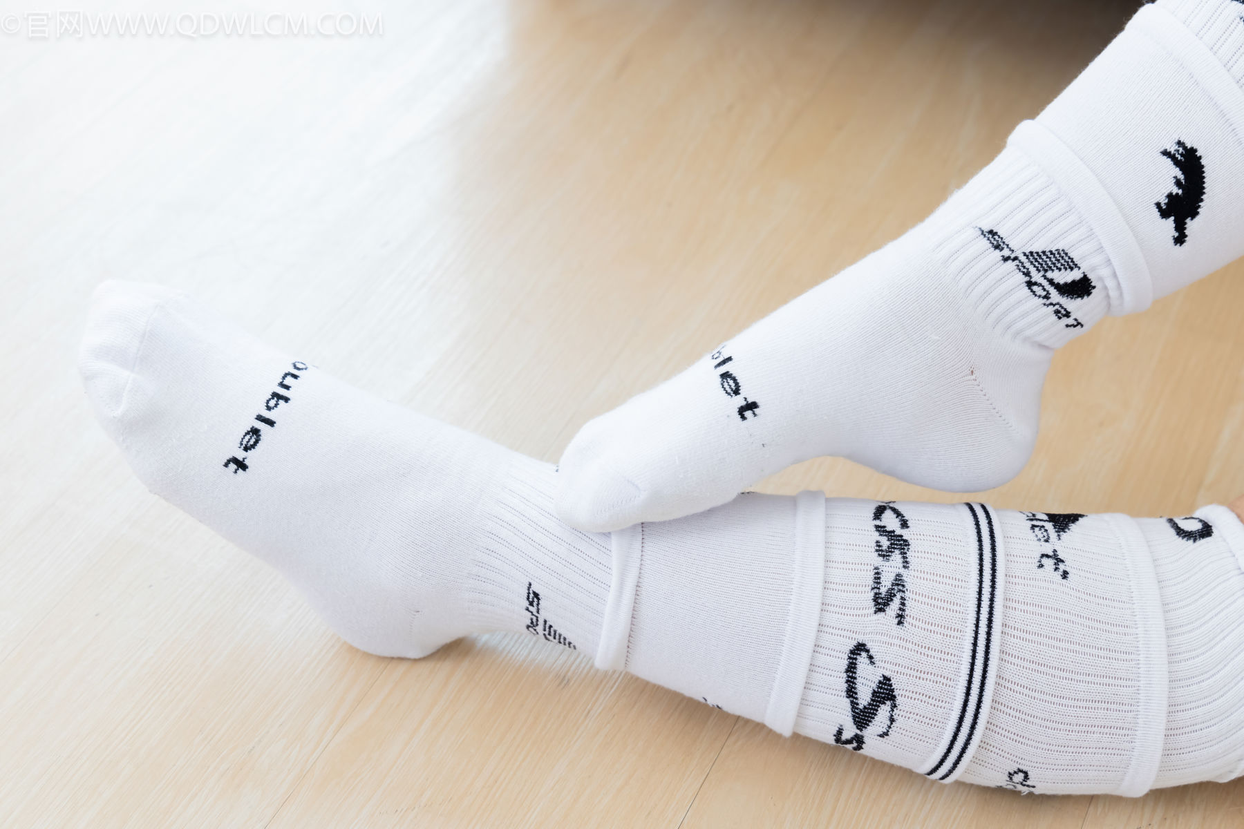 物恋传媒 No.2482 小可 - 运动鞋、白棉袜、裸足/(165P)