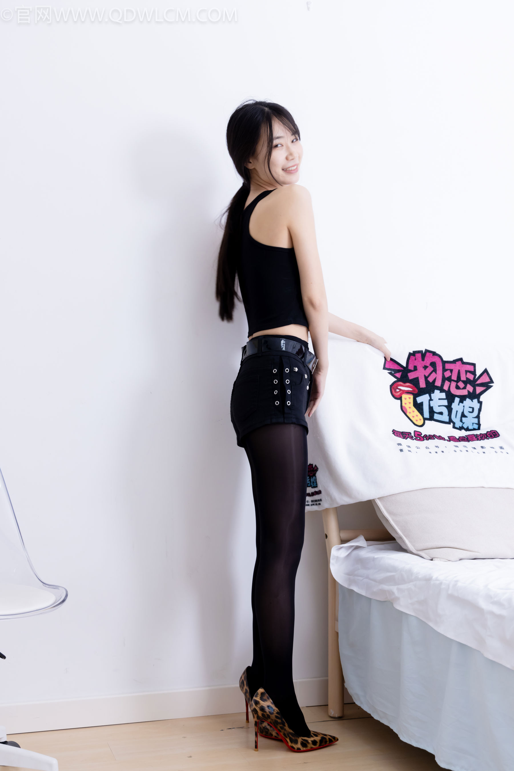 物恋传媒 No.2486 菜菜 - 高跟鞋、厚黑丝、裸足/(284P)