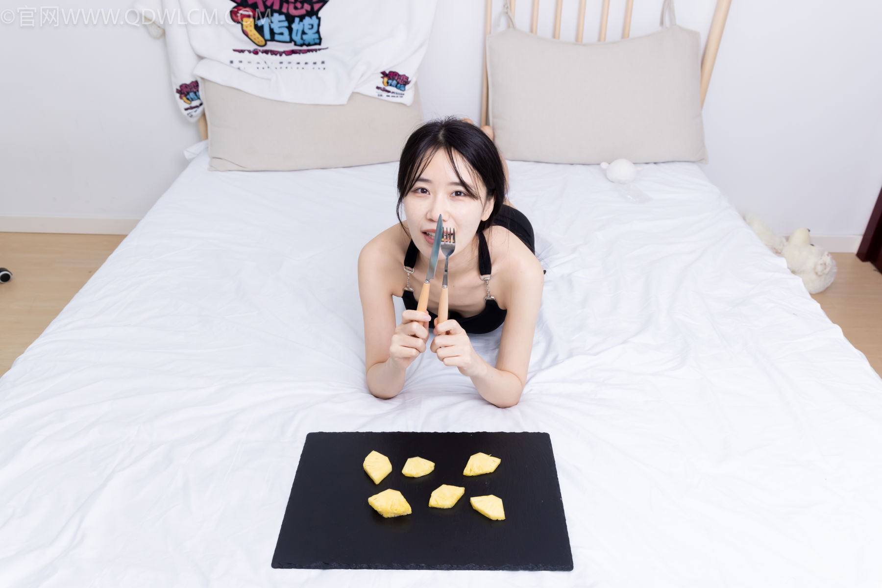 物恋传媒 No.2486 菜菜 - 高跟鞋、厚黑丝、裸足/(284P)