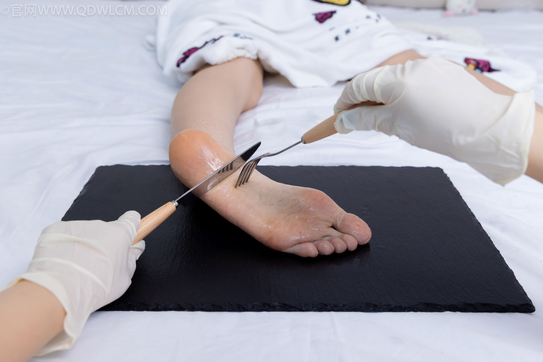 物恋传媒 No.2486 菜菜 - 高跟鞋、厚黑丝、裸足/(284P)