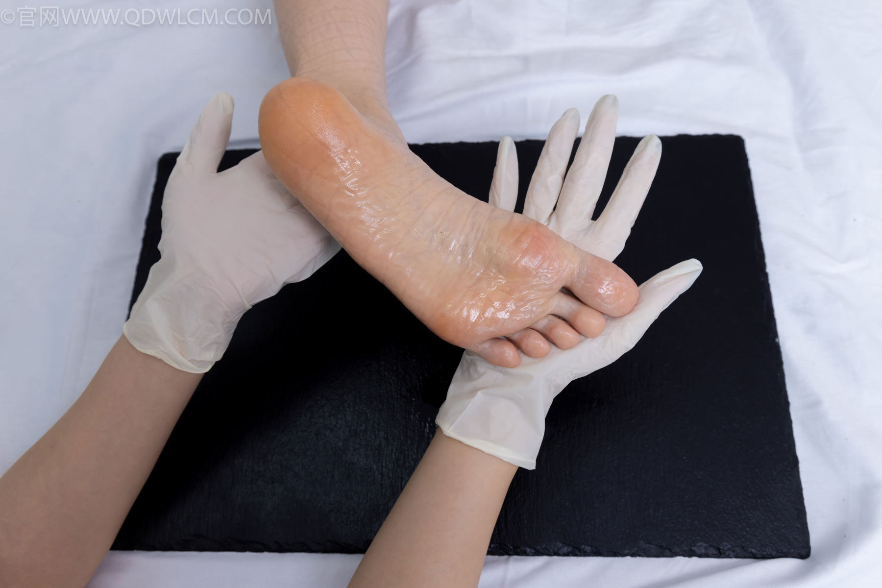 物恋传媒 No.2486 菜菜 - 高跟鞋、厚黑丝、裸足/(284P)