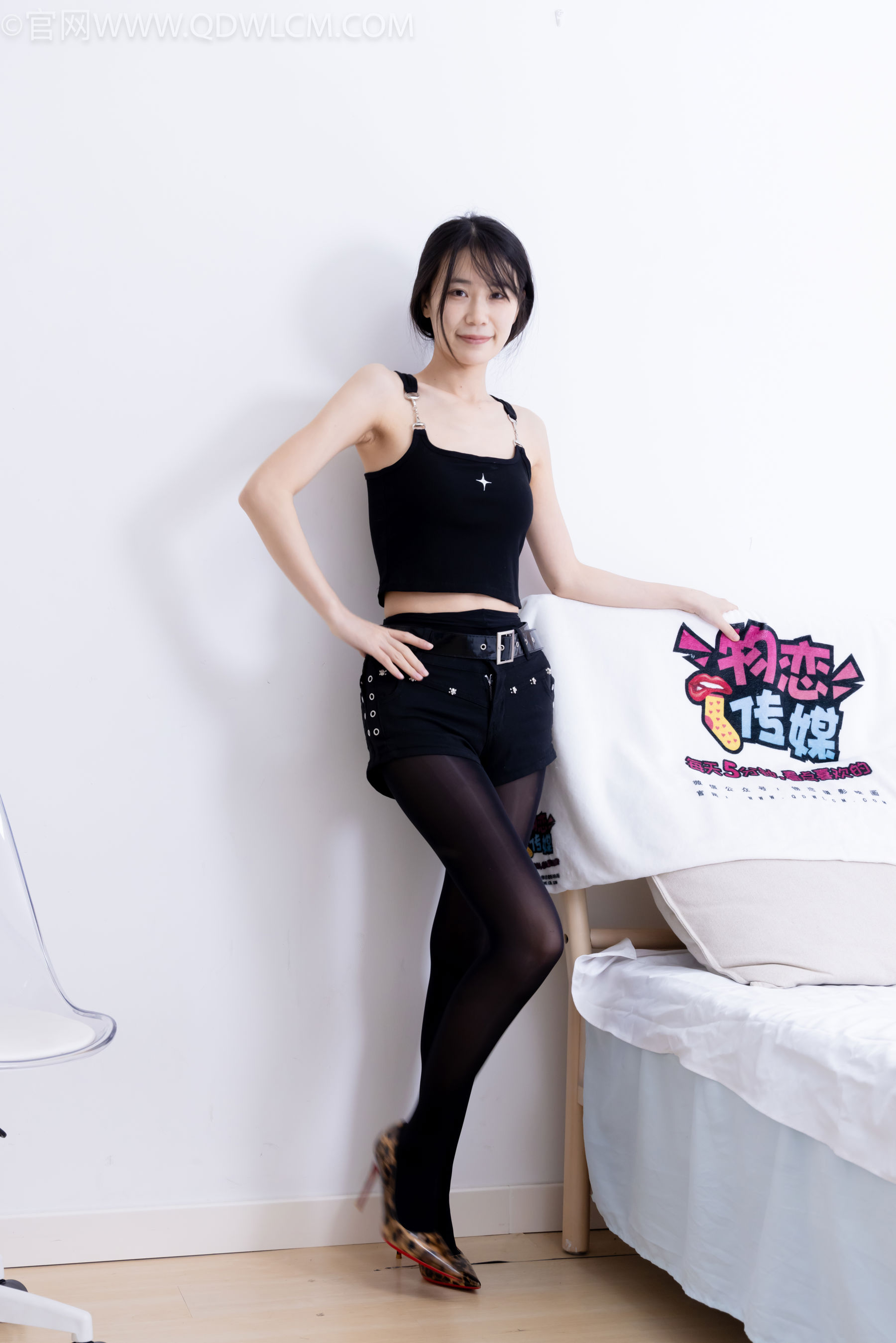 物恋传媒 No.2486 菜菜 - 高跟鞋、厚黑丝、裸足/(284P)