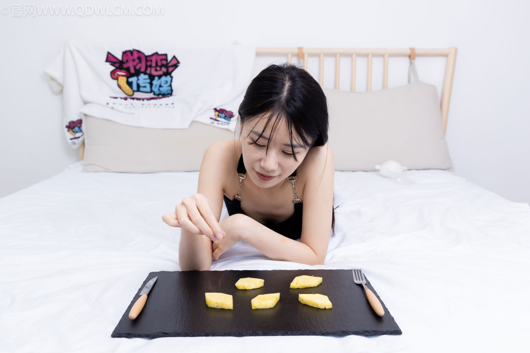 物恋传媒 No.2486 菜菜 - 高跟鞋、厚黑丝、裸足/(284P)