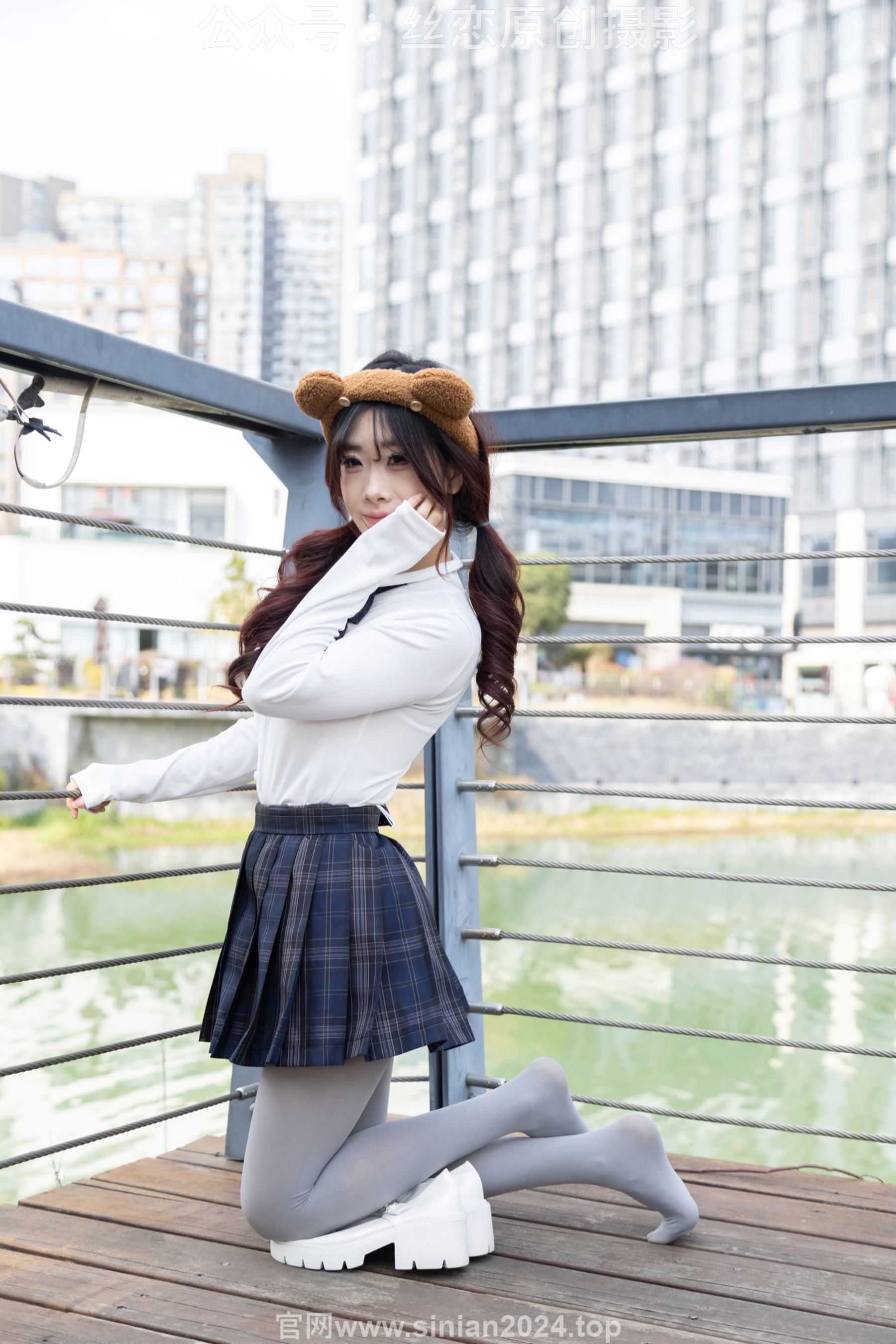 丝恋摄影 No.009 小梦 - 白色衬衫 碎花短裙 灰色丝袜 白色玛丽珍/(283P)