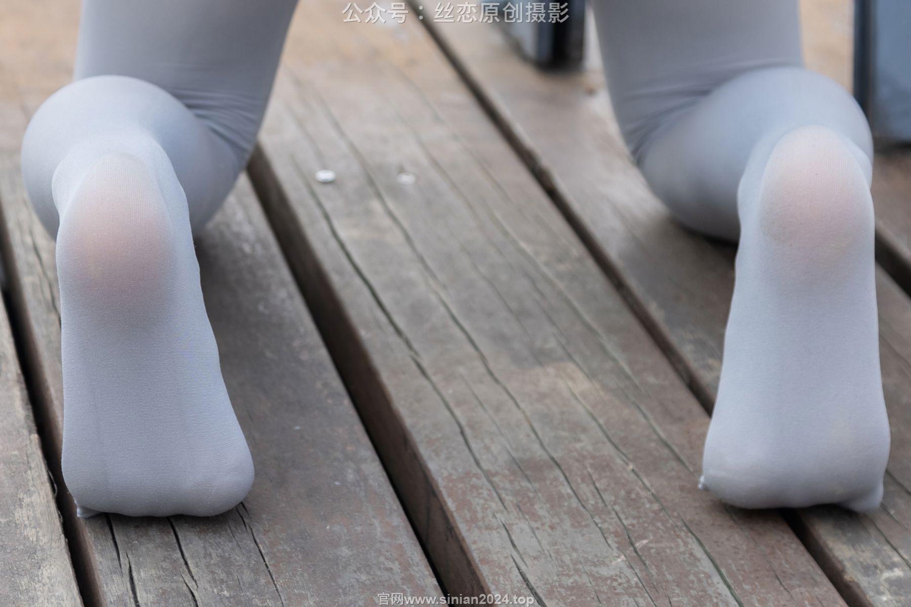 丝恋摄影 No.009 小梦 - 白色衬衫 碎花短裙 灰色丝袜 白色玛丽珍/(283P)