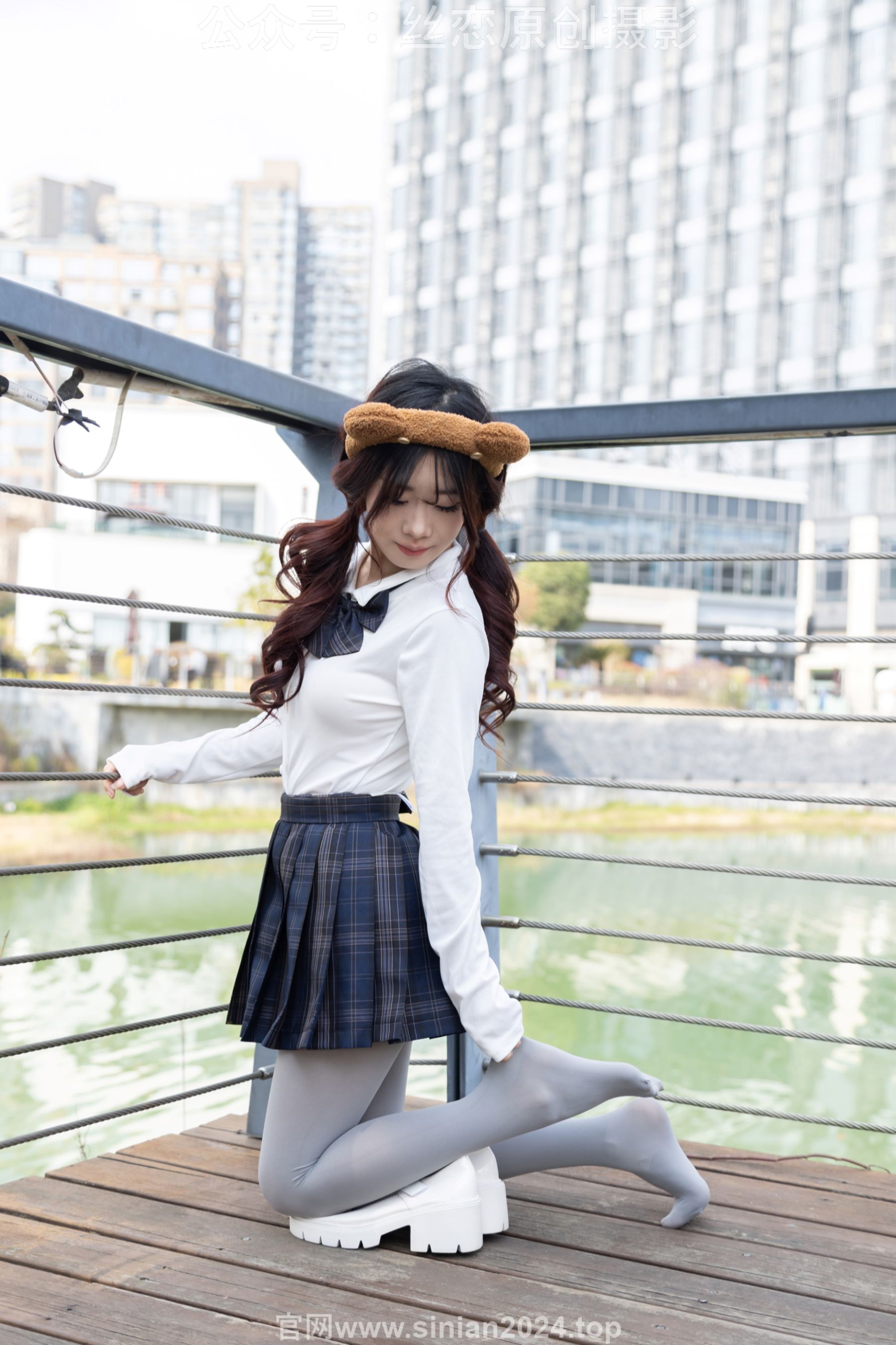 丝恋摄影 No.009 小梦 - 白色衬衫 碎花短裙 灰色丝袜 白色玛丽珍/(283P)