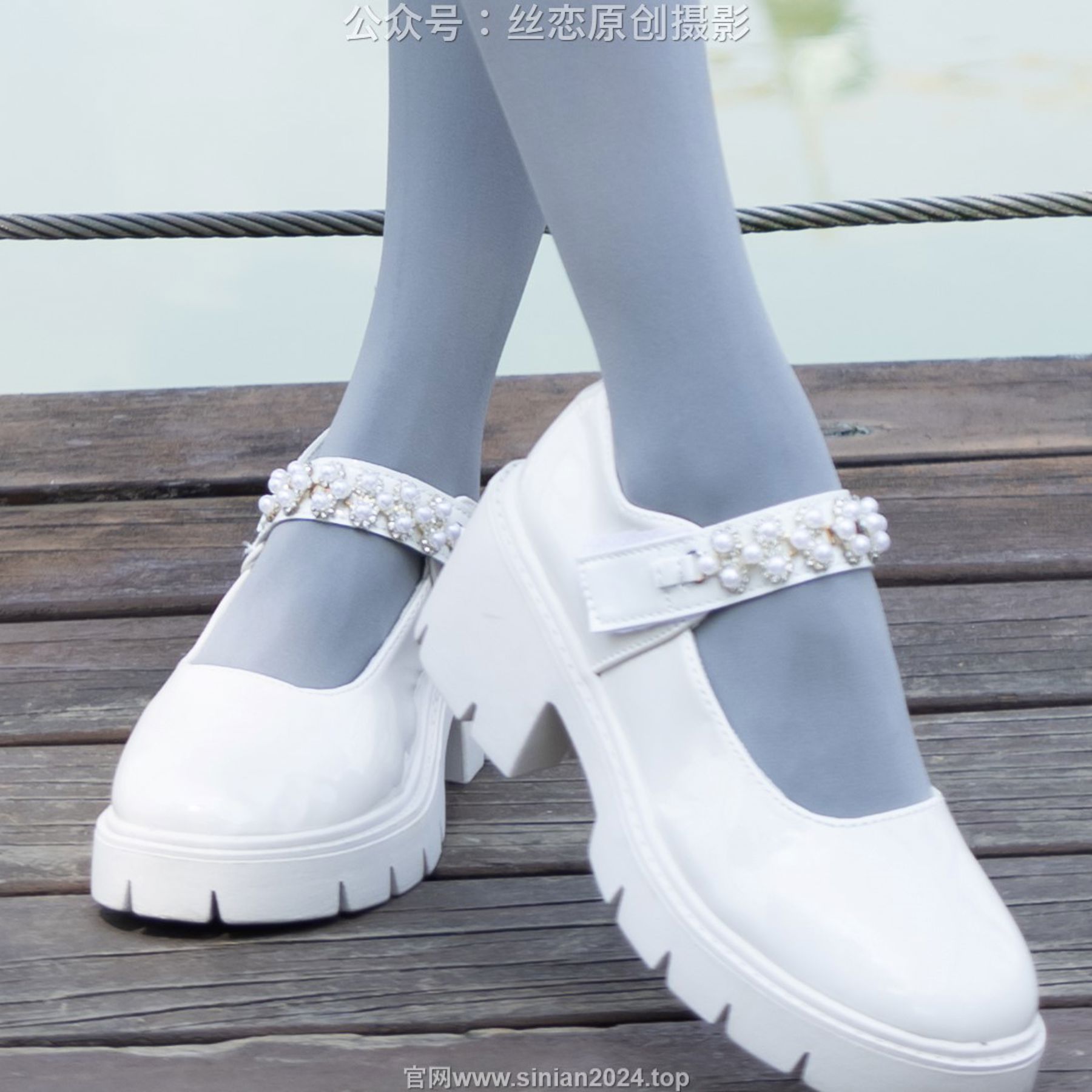 丝恋摄影 No.009 小梦 - 白色衬衫 碎花短裙 灰色丝袜 白色玛丽珍/(283P)