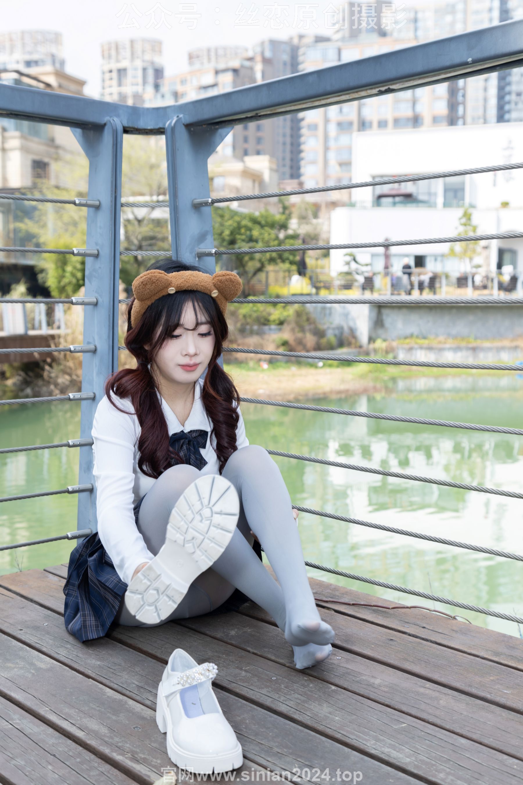 丝恋摄影 No.009 小梦 - 白色衬衫 碎花短裙 灰色丝袜 白色玛丽珍/(283P)