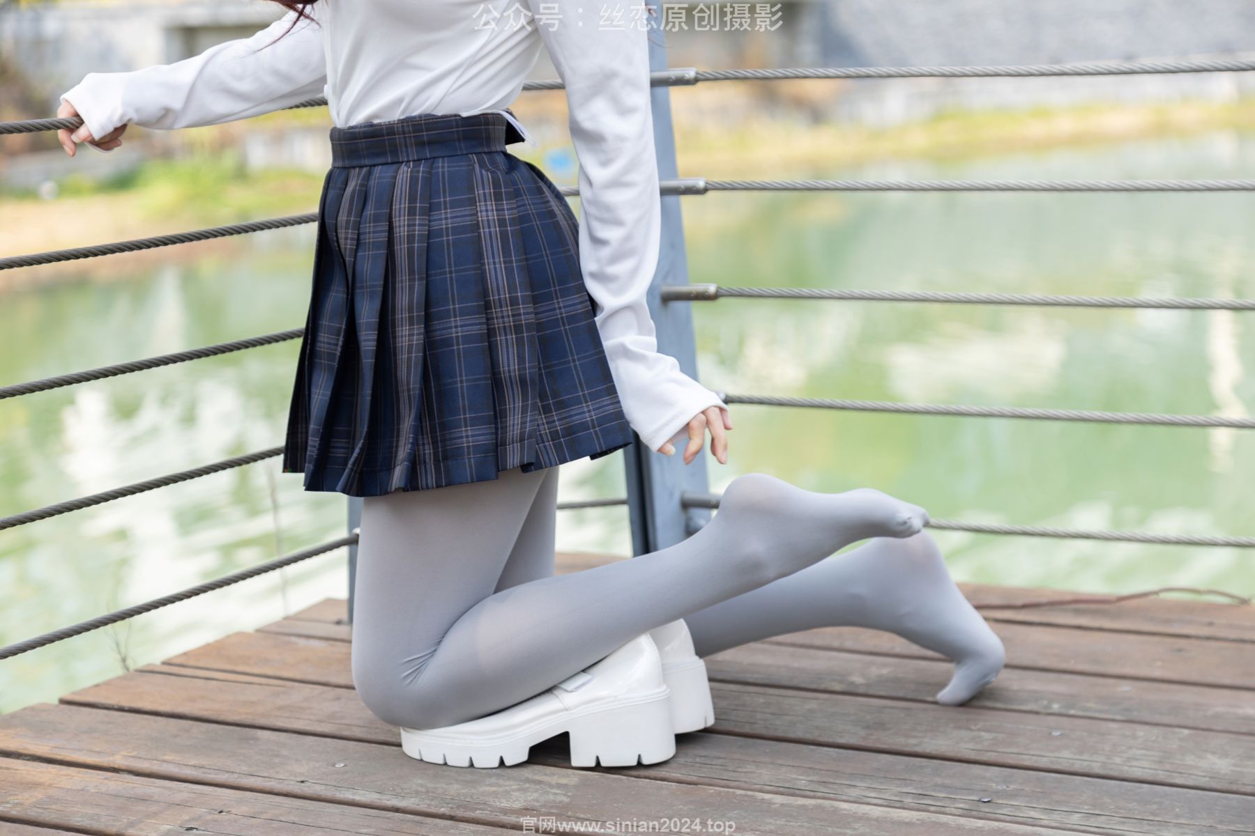 丝恋摄影 No.009 小梦 - 白色衬衫 碎花短裙 灰色丝袜 白色玛丽珍/(283P)