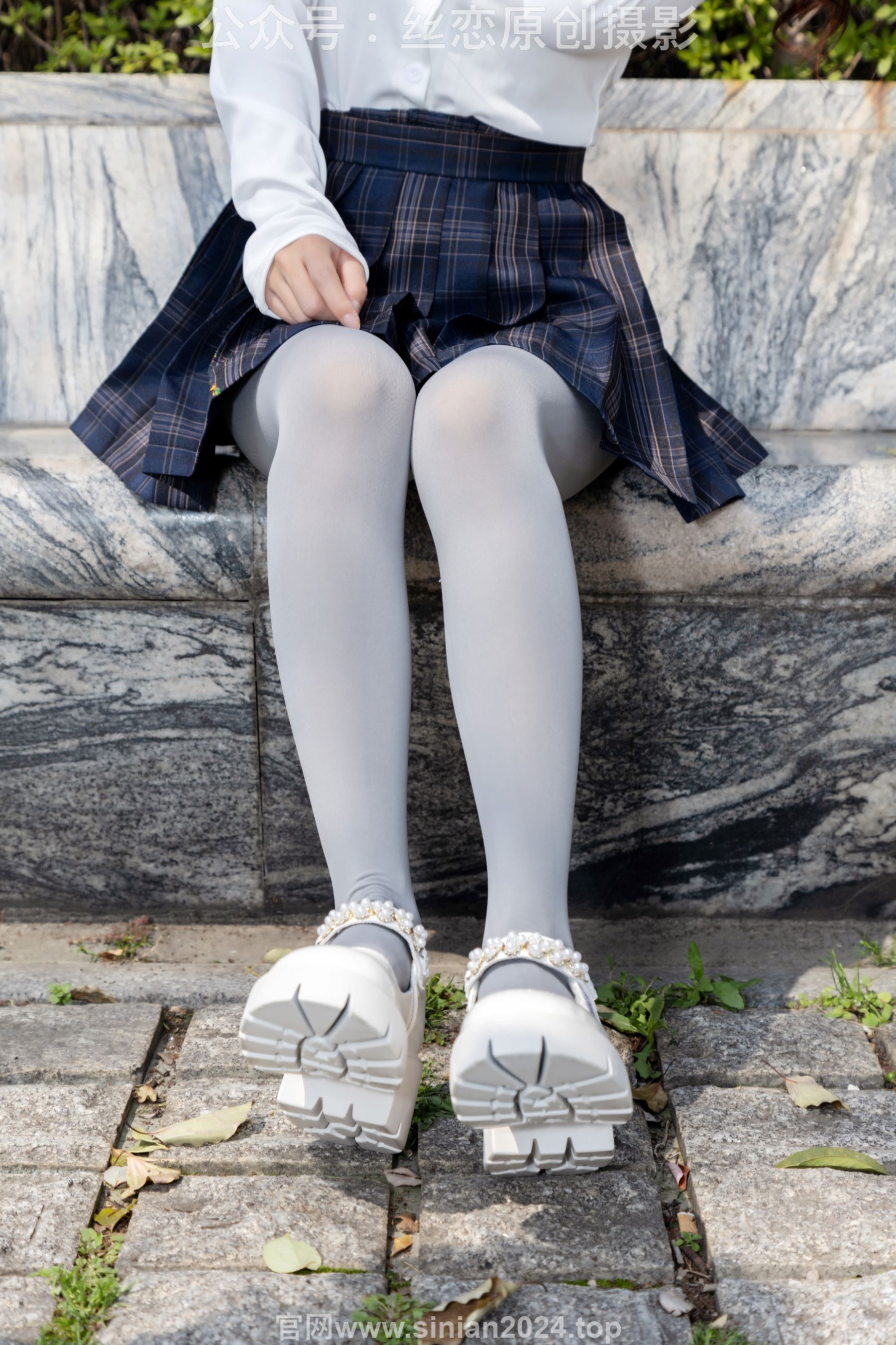 丝恋摄影 No.009 小梦 - 白色衬衫 碎花短裙 灰色丝袜 白色玛丽珍/(283P)