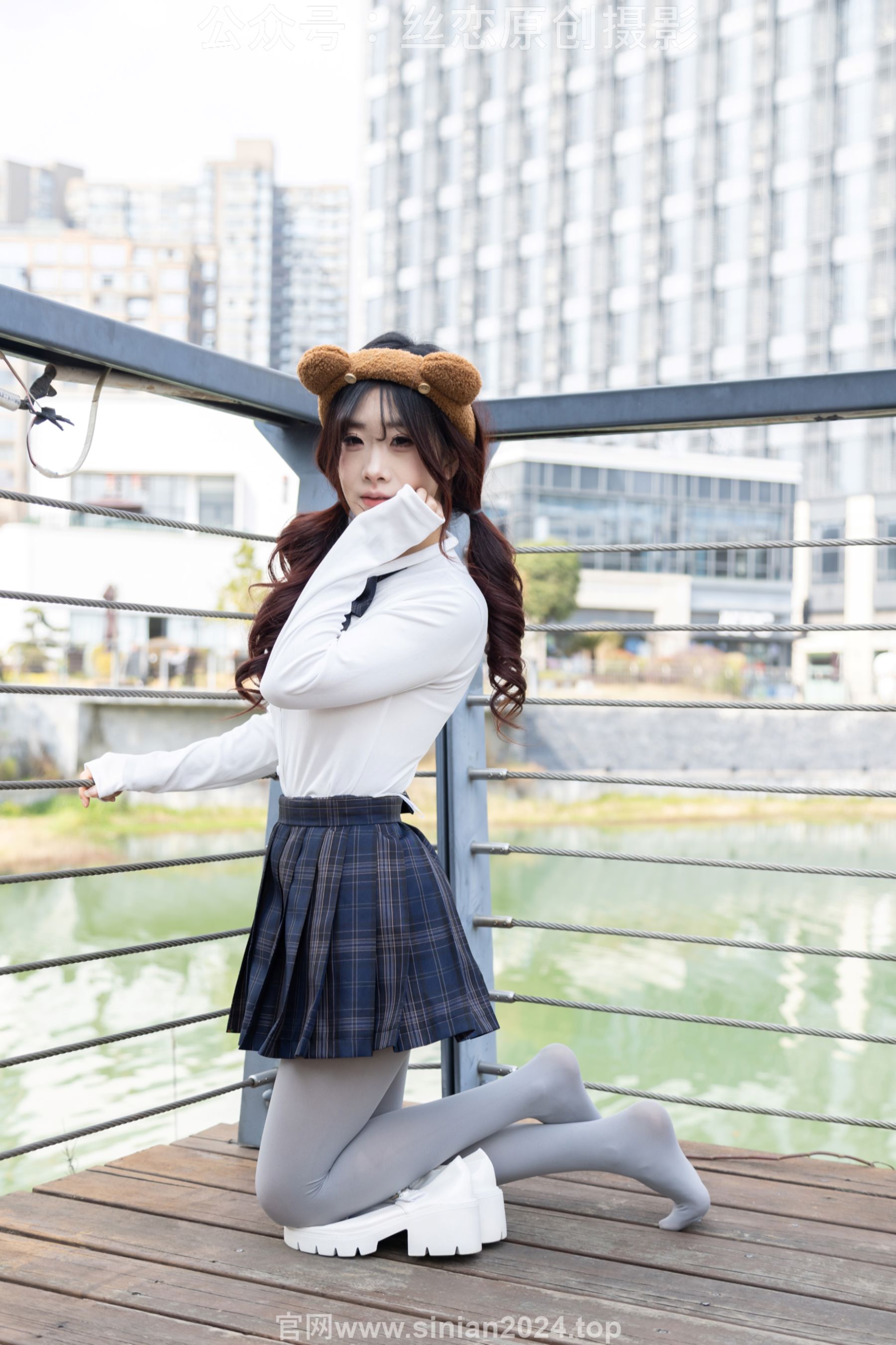 丝恋摄影 No.009 小梦 - 白色衬衫 碎花短裙 灰色丝袜 白色玛丽珍/(283P)