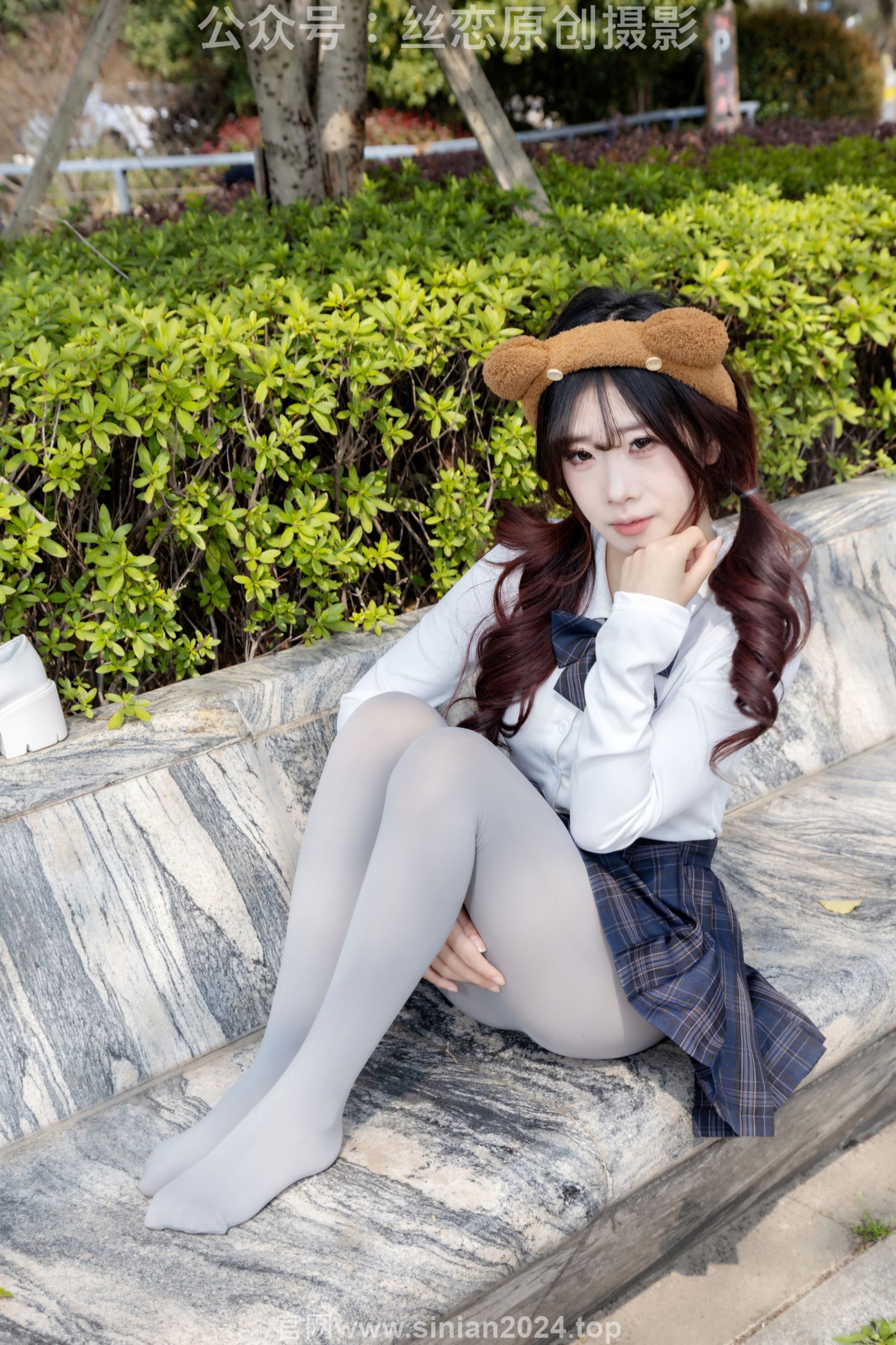 丝恋摄影 No.009 小梦 - 白色衬衫 碎花短裙 灰色丝袜 白色玛丽珍/(283P)