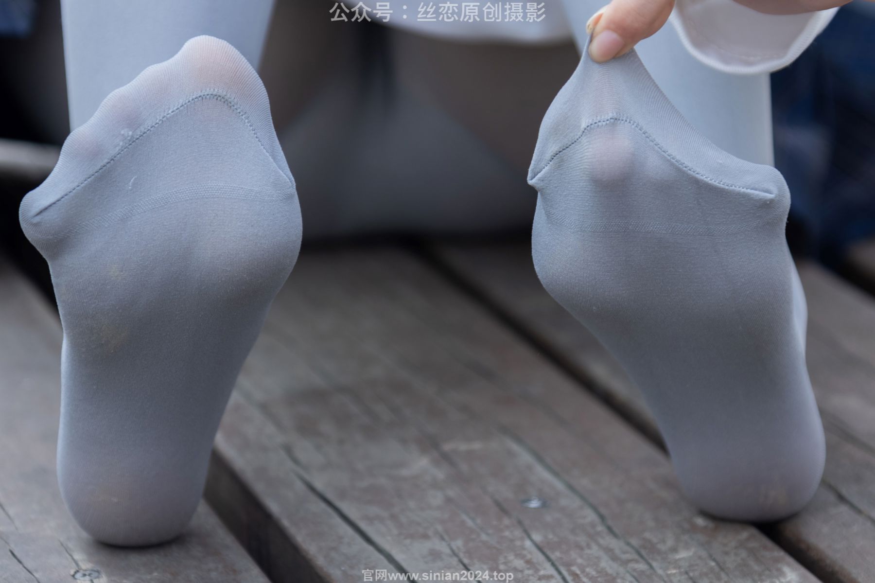 丝恋摄影 No.009 小梦 - 白色衬衫 碎花短裙 灰色丝袜 白色玛丽珍/(283P)