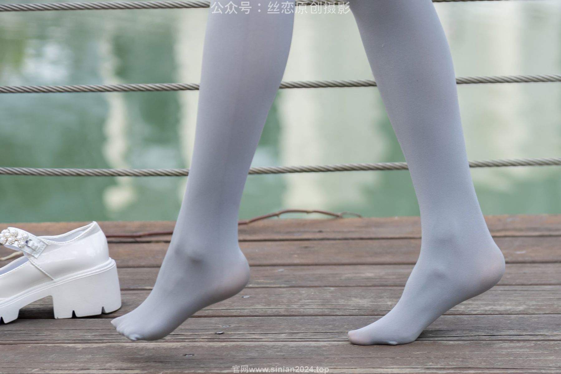 丝恋摄影 No.009 小梦 - 白色衬衫 碎花短裙 灰色丝袜 白色玛丽珍/(283P)