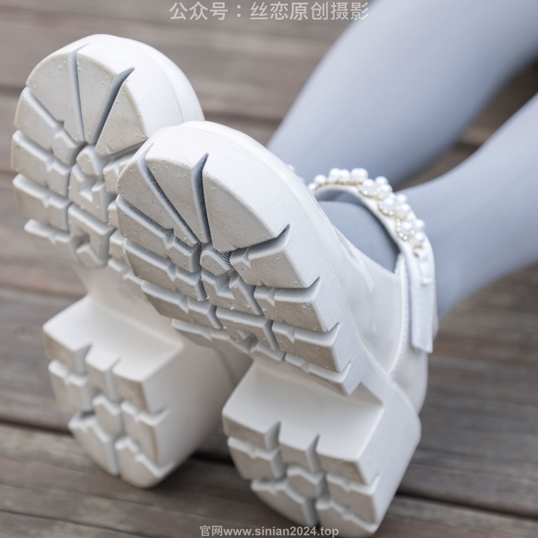 丝恋摄影 No.009 小梦 - 白色衬衫 碎花短裙 灰色丝袜 白色玛丽珍/(283P)