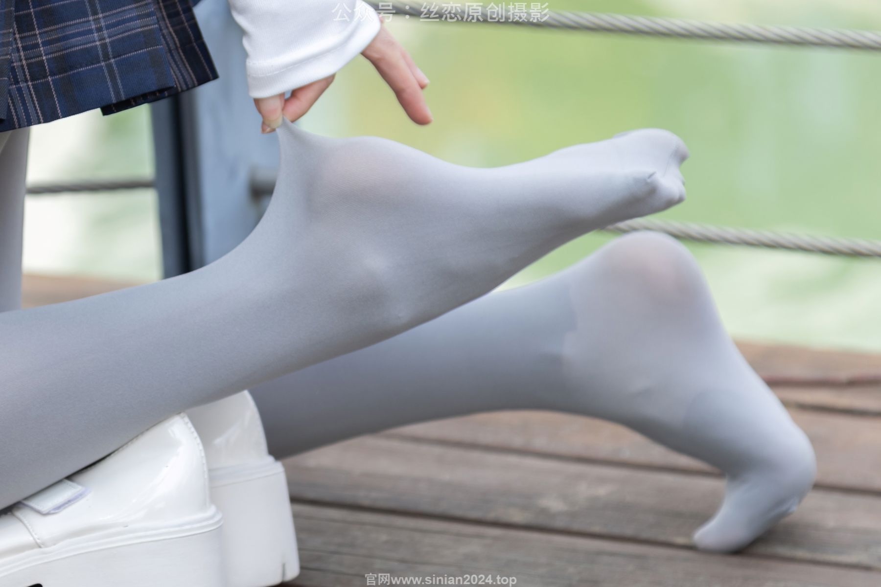 丝恋摄影 No.009 小梦 - 白色衬衫 碎花短裙 灰色丝袜 白色玛丽珍/(283P)