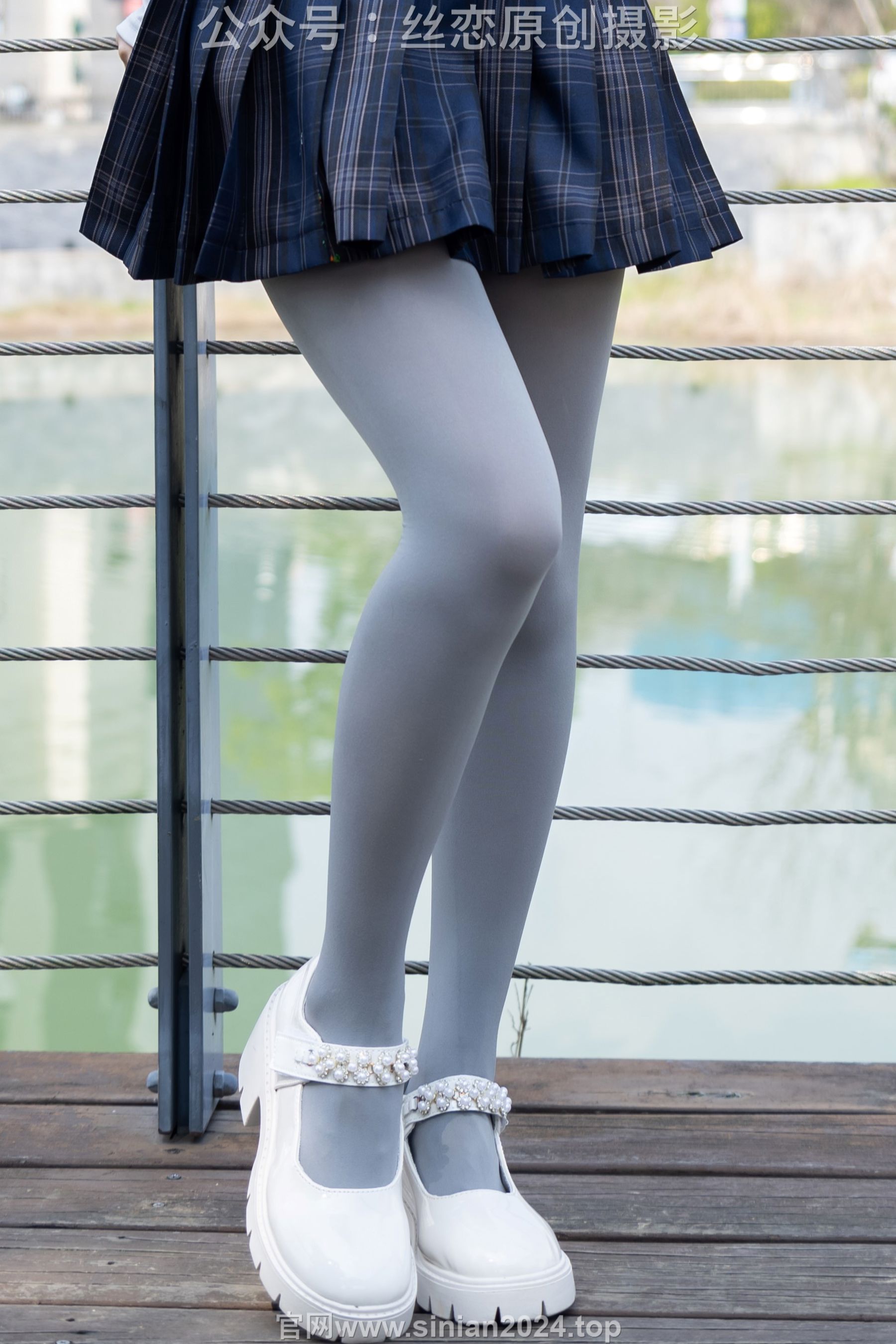 丝恋摄影 No.009 小梦 - 白色衬衫 碎花短裙 灰色丝袜 白色玛丽珍/(283P)