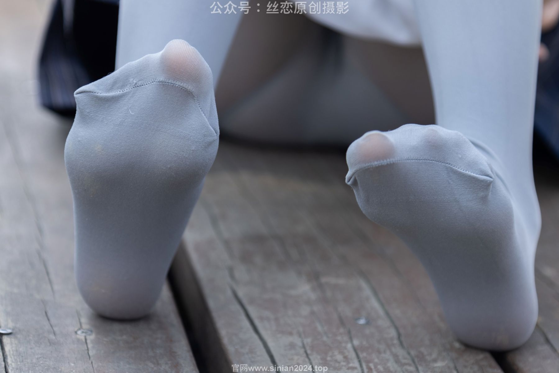 丝恋摄影 No.009 小梦 - 白色衬衫 碎花短裙 灰色丝袜 白色玛丽珍/(283P)