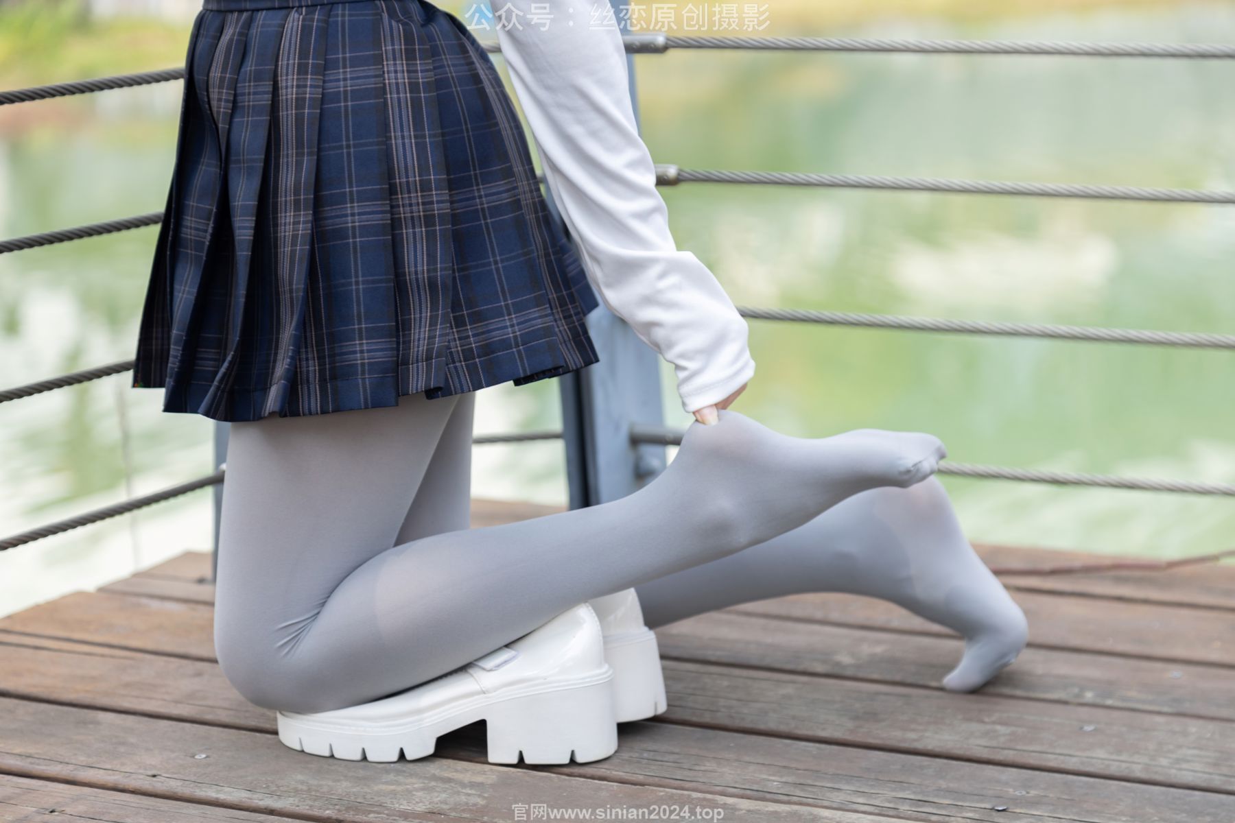 丝恋摄影 No.009 小梦 - 白色衬衫 碎花短裙 灰色丝袜 白色玛丽珍/(283P)